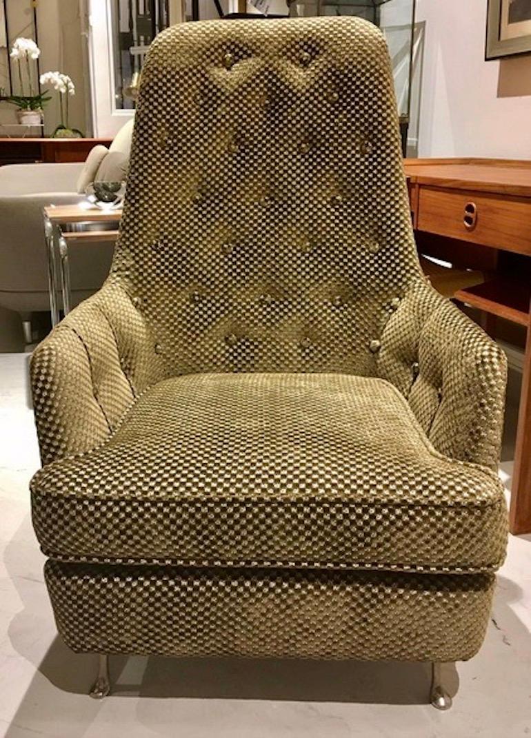Sedia da salotto anni '50 in stile Hollywood Regency con piedini in metallo. Cuscino con molle. Successivamente è stato rivestito in velluto trapuntato a quadri.