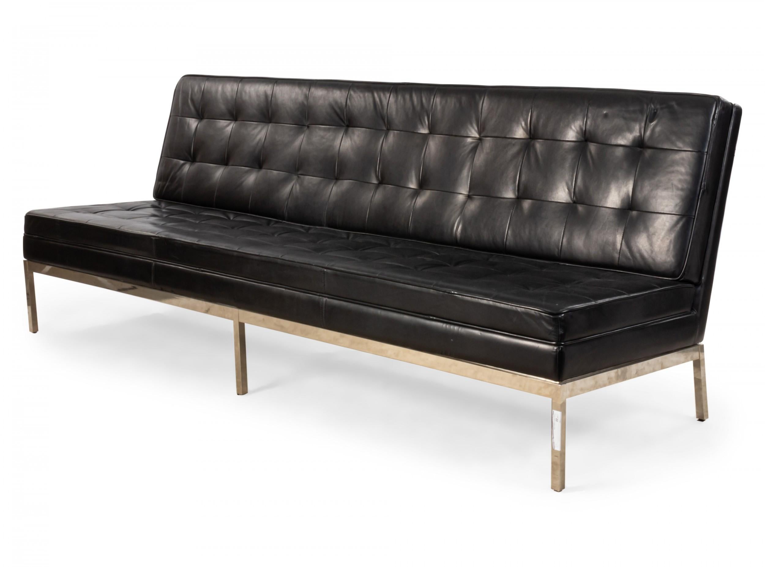 Divano a 3 posti in pelle nera senza braccioli di metà secolo (stile Knoll) con base in acciaio cromato e seduta e schienale in pelle classica con trapuntatura a bottoni

Leggera usura, coerente con l'uso.