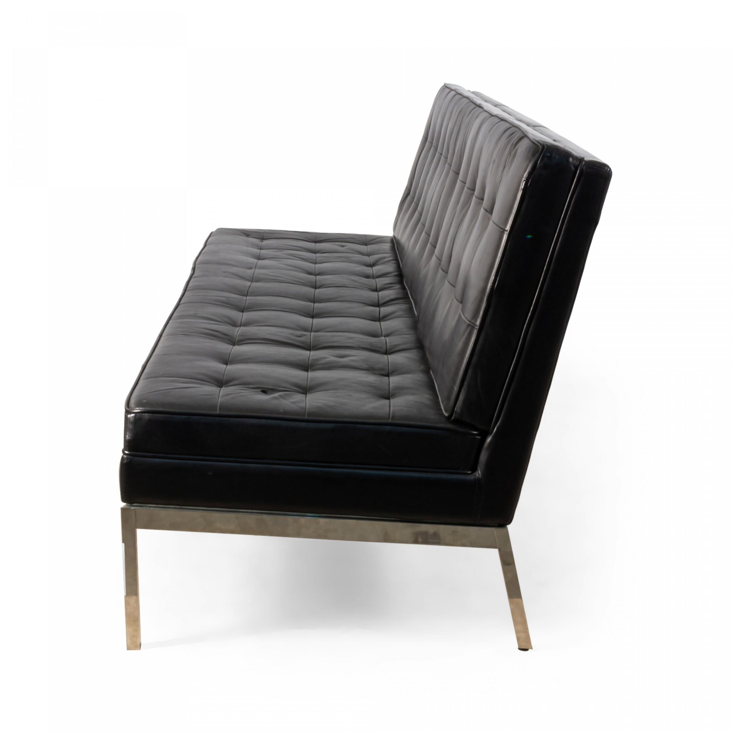 Mid-Century moderno Divano a 3 posti senza braccioli in pelle nera con inserti a bottoni di metà secolo in vendita