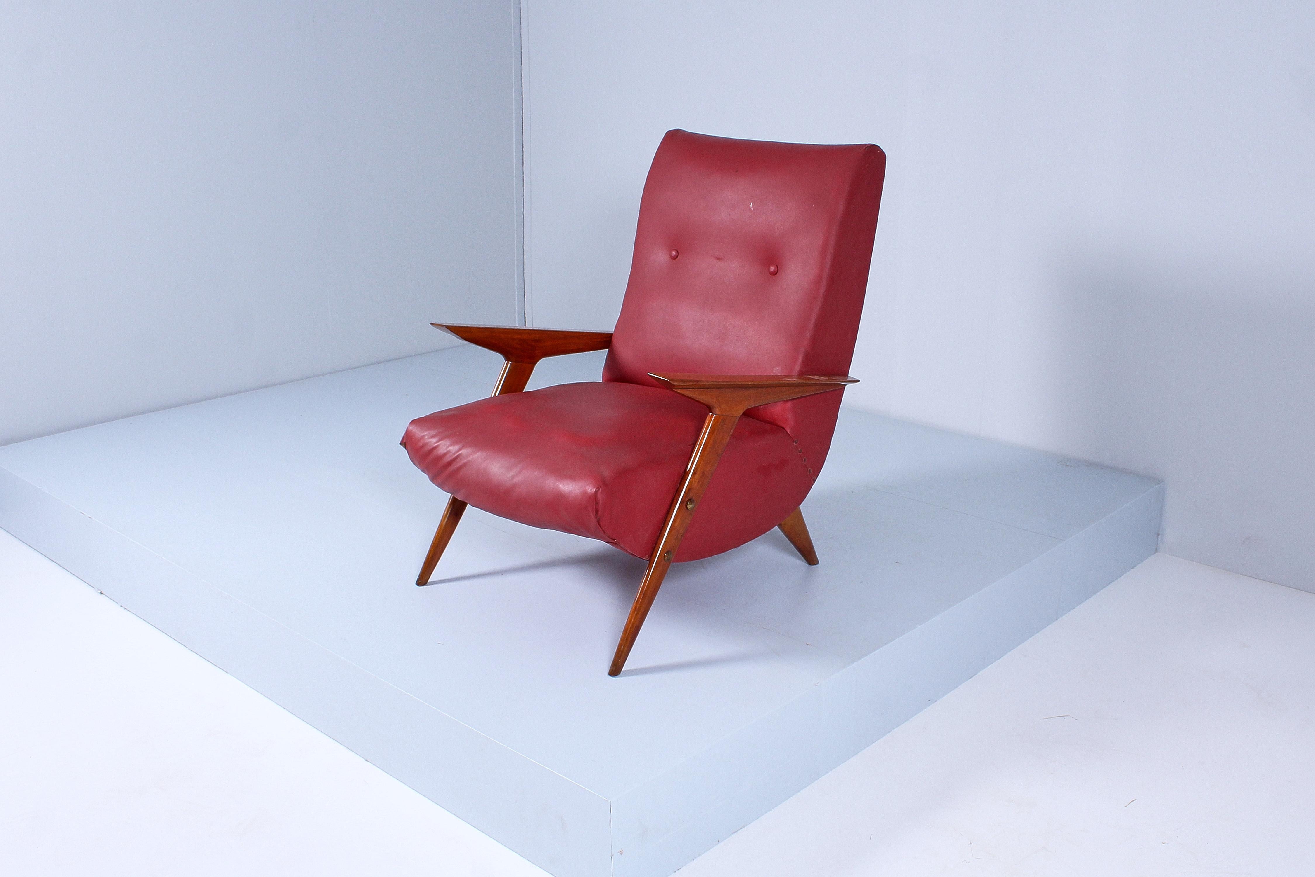 Mid-Century C. Graffi (attr.) Shaped Wood and Red Leather Armchair 50s Italy  For Sale 4