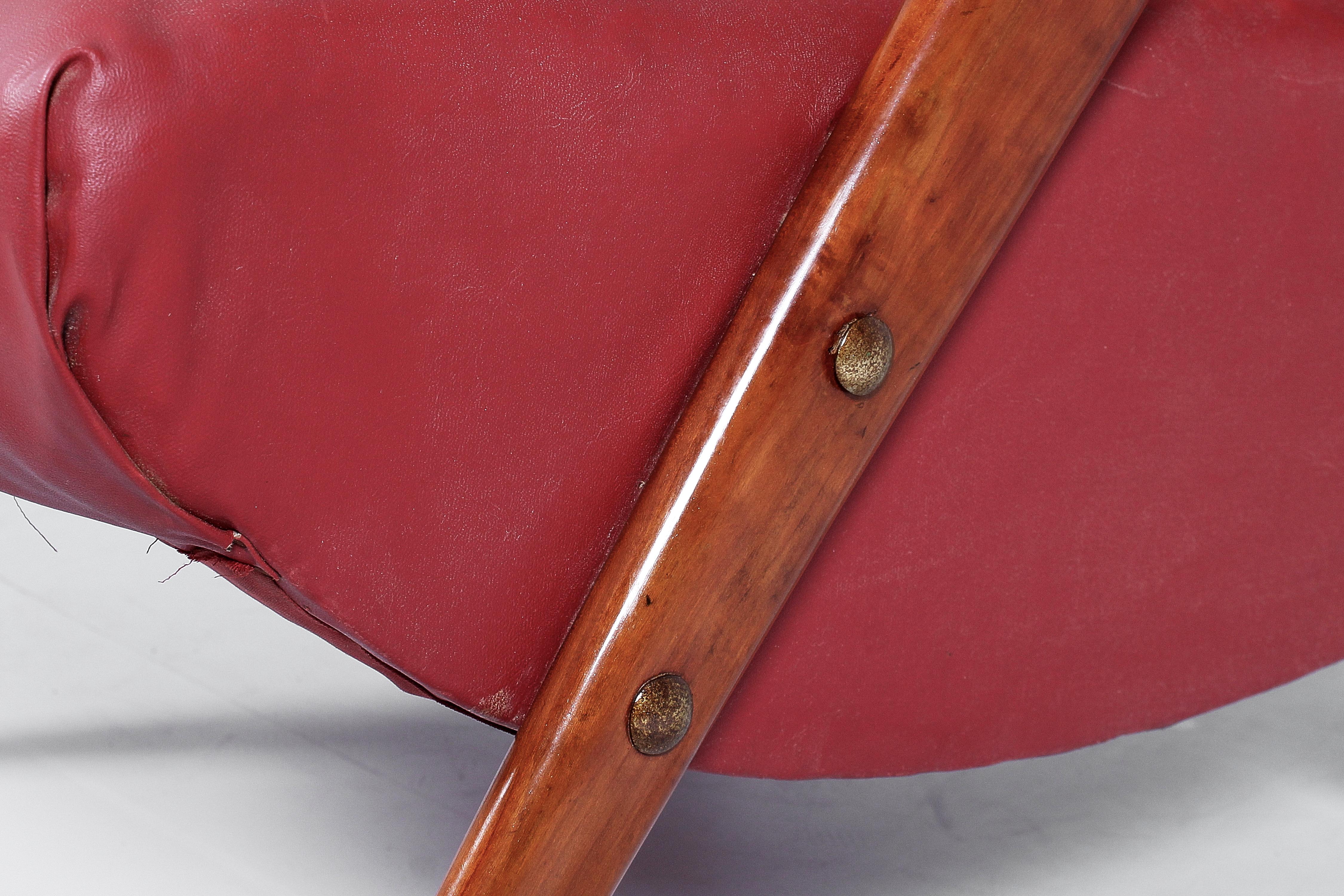 Fauteuil en bois et cuir rouge A.C. I.C. (attr.) années 50 Italie  en vente 7