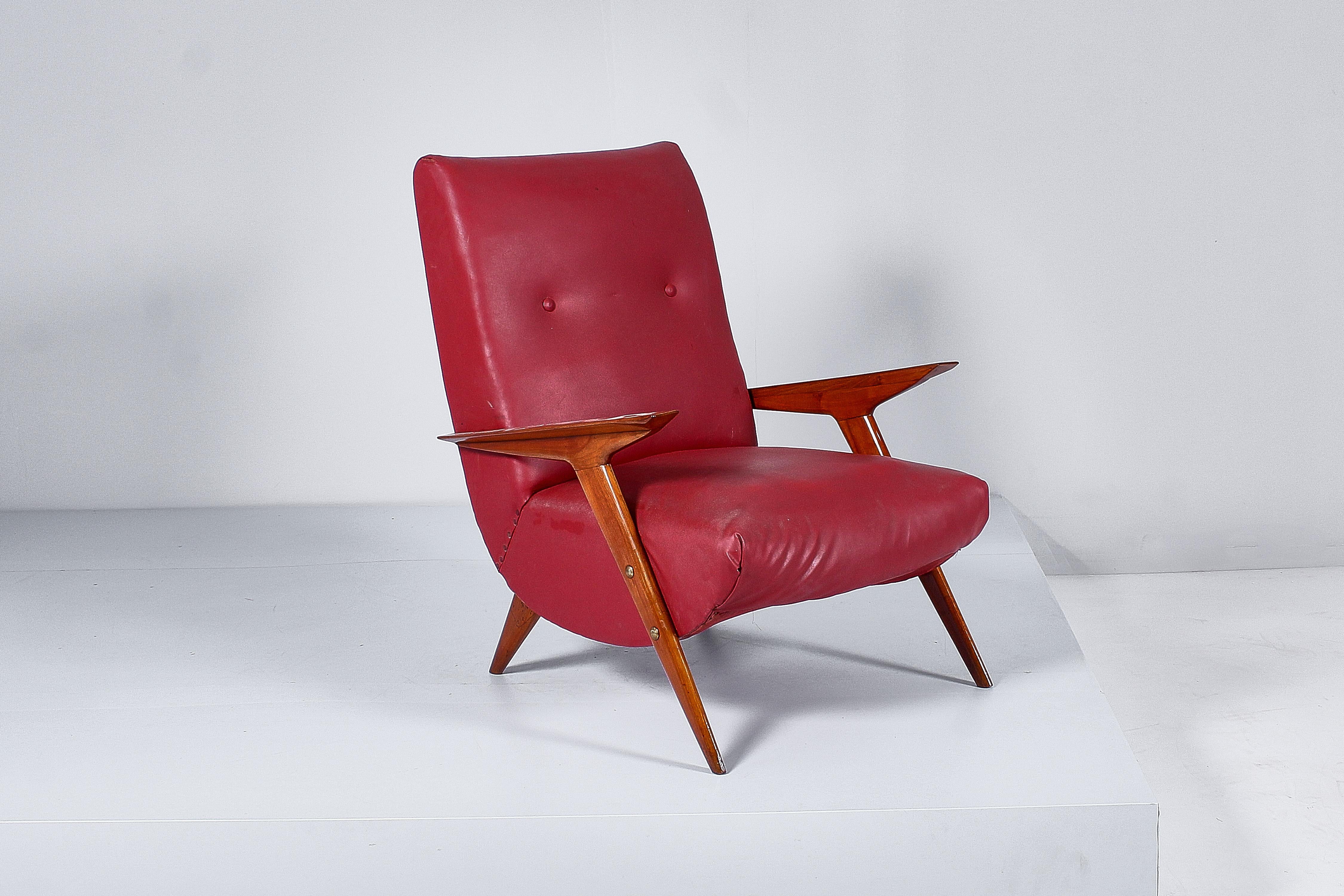Very stylish armchair in wood and red leather, with a fine wooden structure with a geometric and shaped design. Attributable to Carlo Graffi, Italian production in the 50s.
Wear consistent with age and use.