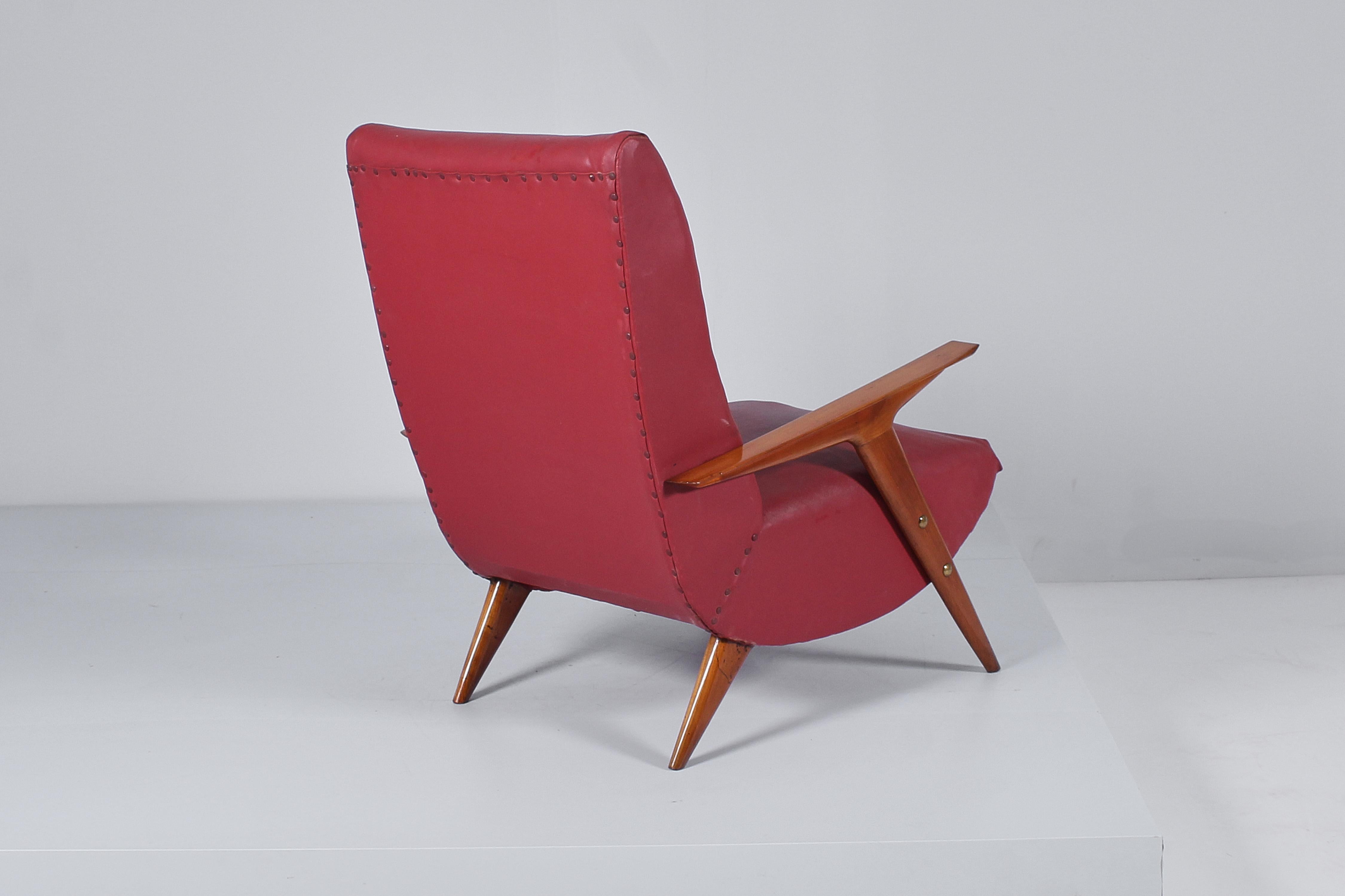 Italian Mid-Century C. Graffi (attr.) Shaped Wood and Red Leather Armchair 50s Italy  For Sale
