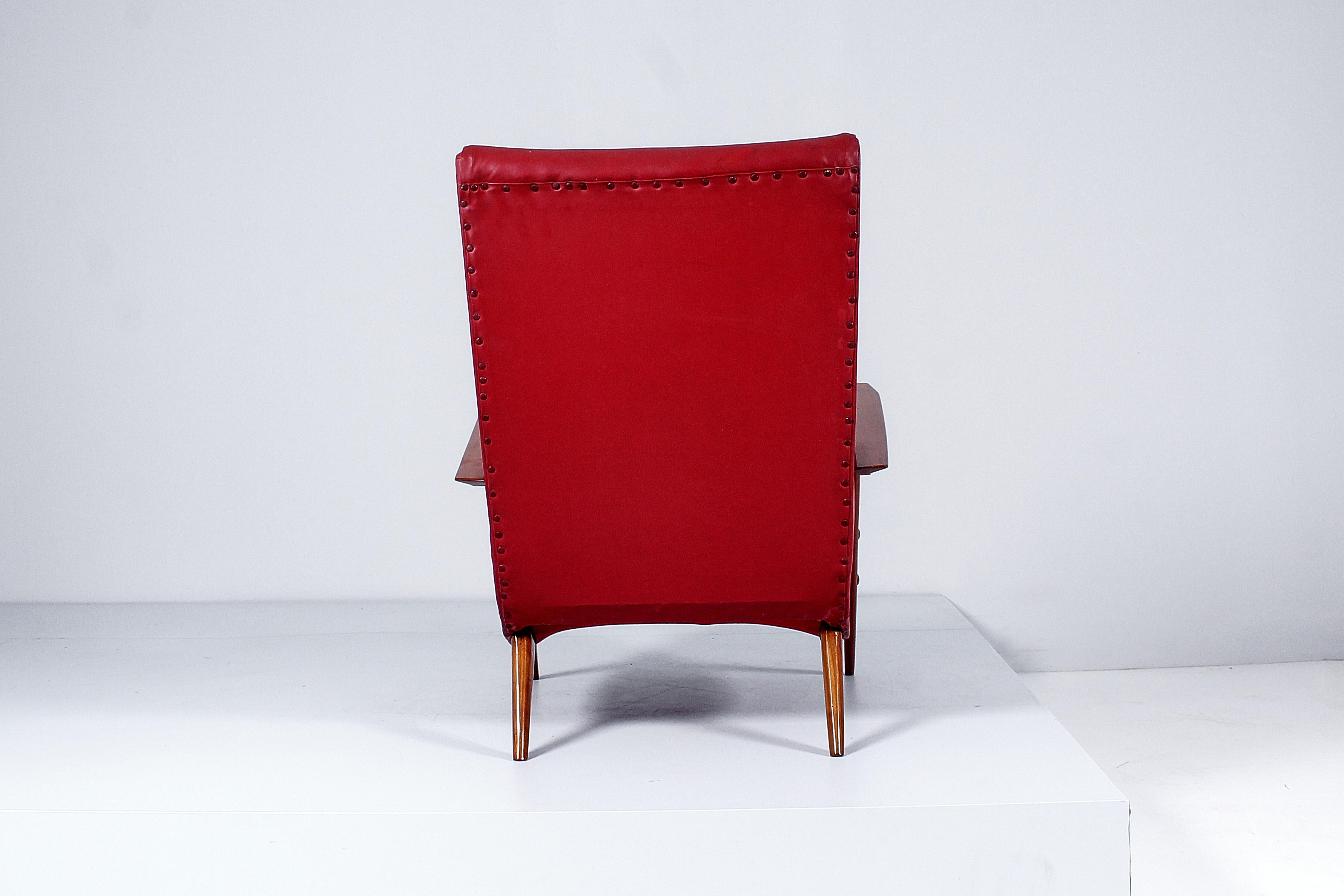 Mid-Century C. Graffi (attr.) Shaped Wood and Red Leather Armchair 50s Italy  In Good Condition For Sale In Palermo, IT