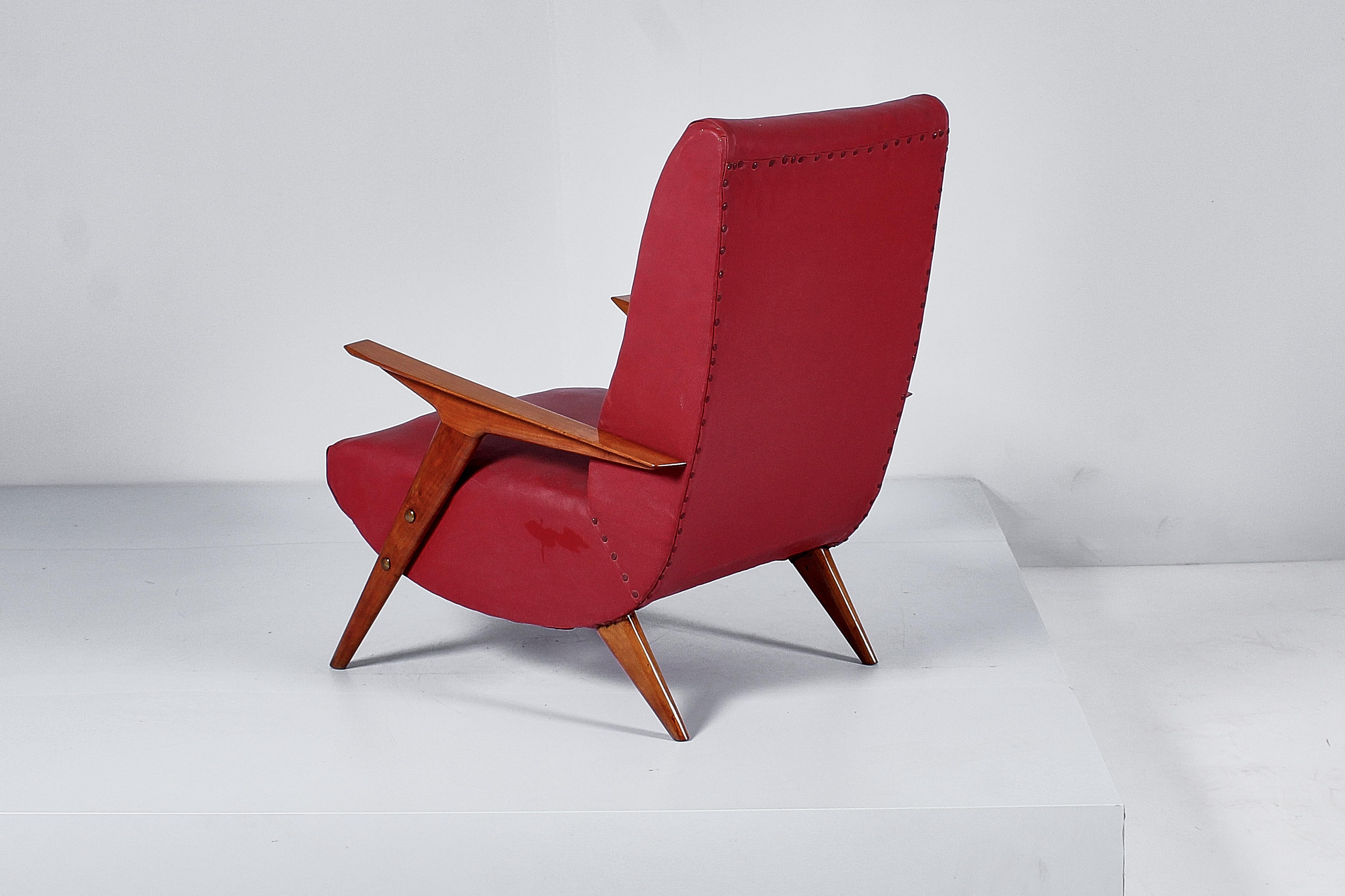 Milieu du XXe siècle Fauteuil en bois et cuir rouge A.C. I.C. (attr.) années 50 Italie  en vente