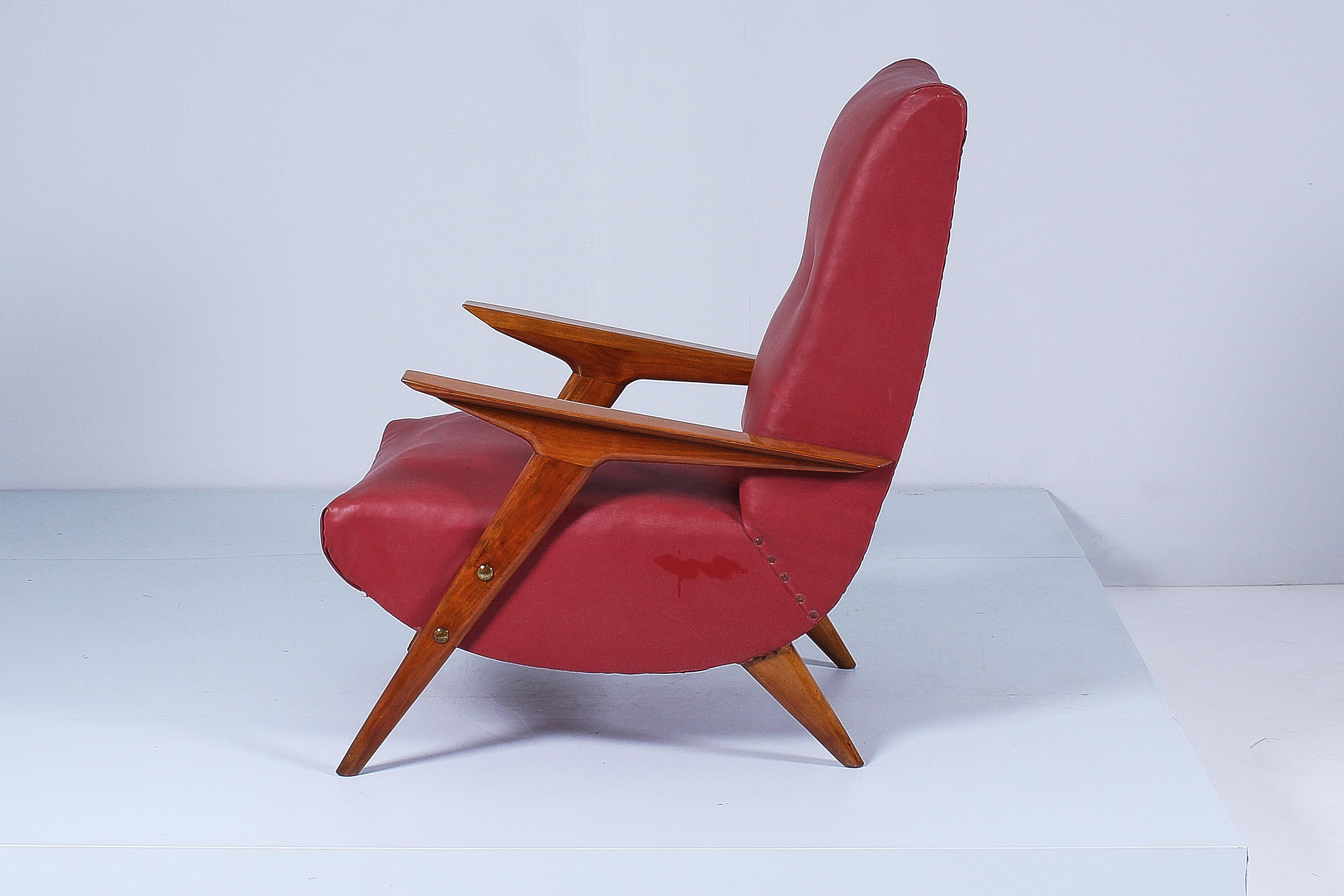 Mid-Century C. Graffi (attr.) Shaped Wood and Red Leather Armchair 50s Italy  For Sale 1