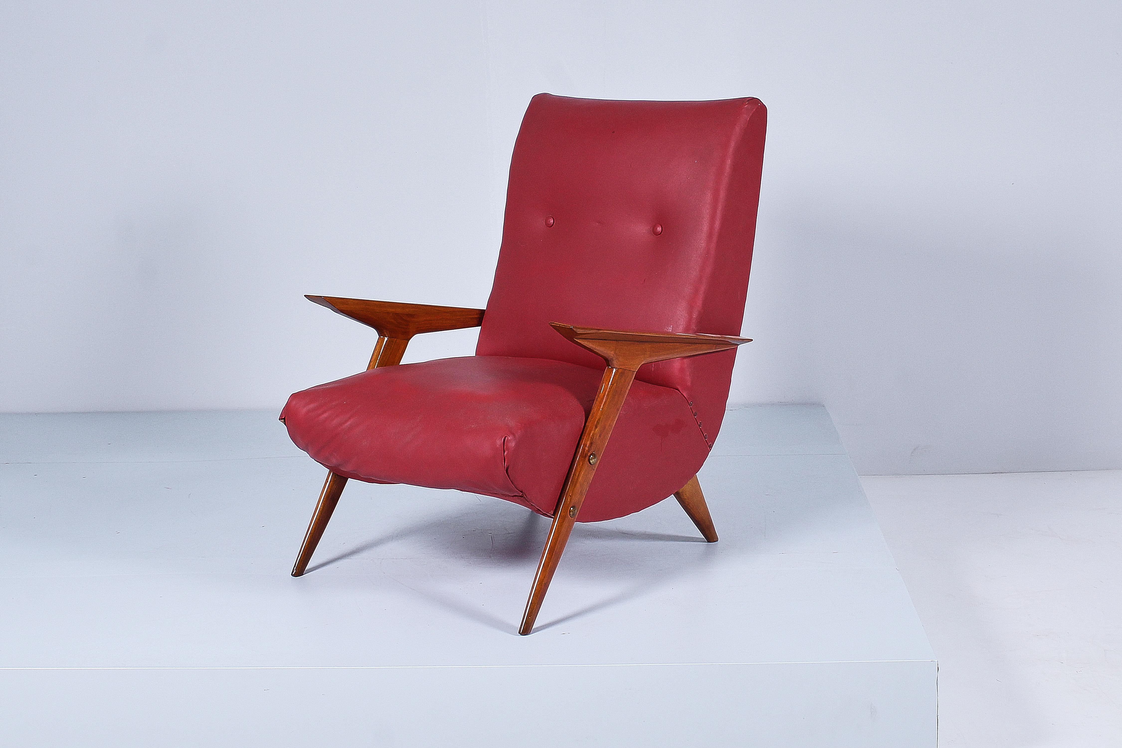 Mid-Century C. Graffi (attr.) Shaped Wood and Red Leather Armchair 50s Italy  For Sale 2