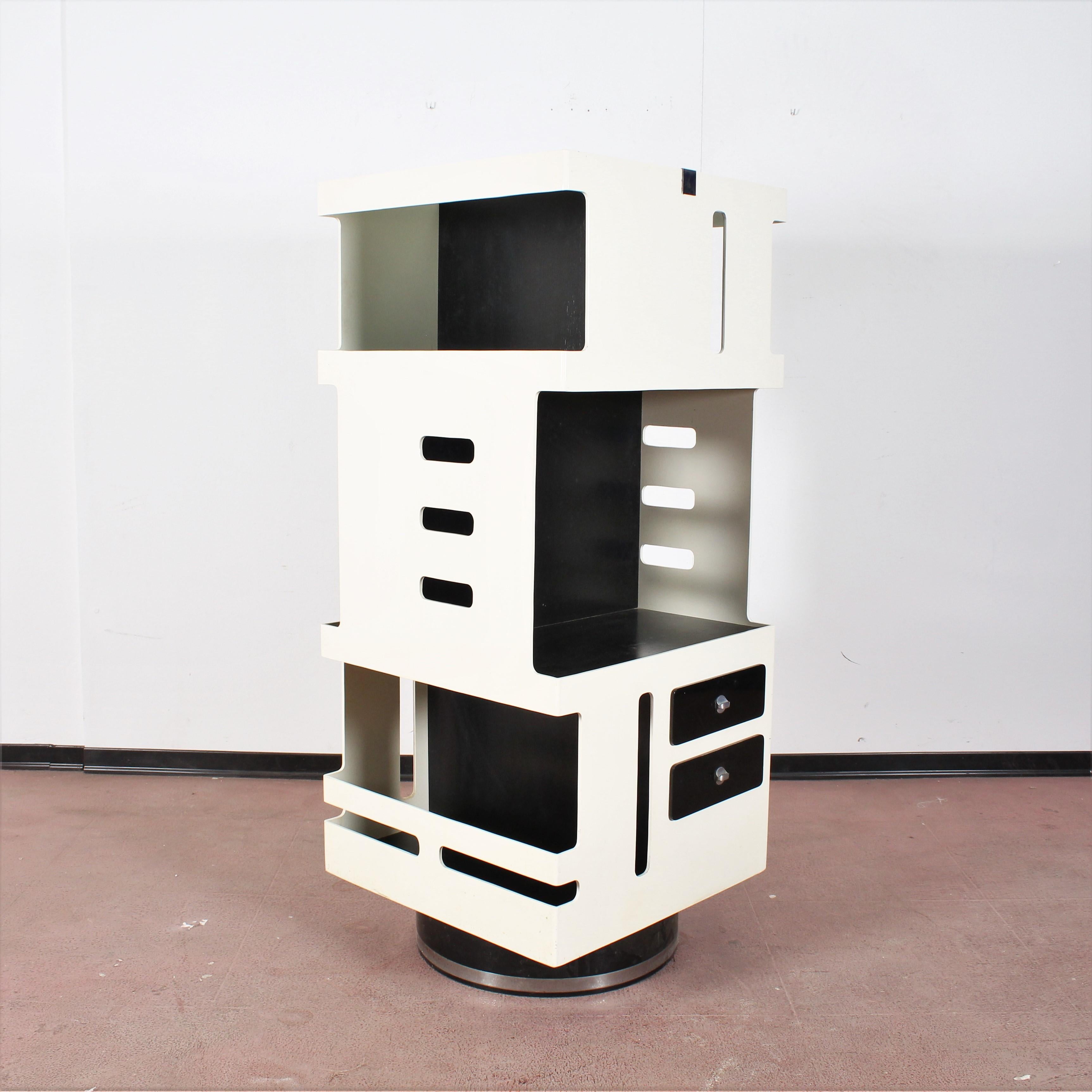 J. Colombo Mid-century Black & White Wood Vertical Revolving Bookcase, 60s Italy In Good Condition In Palermo, IT