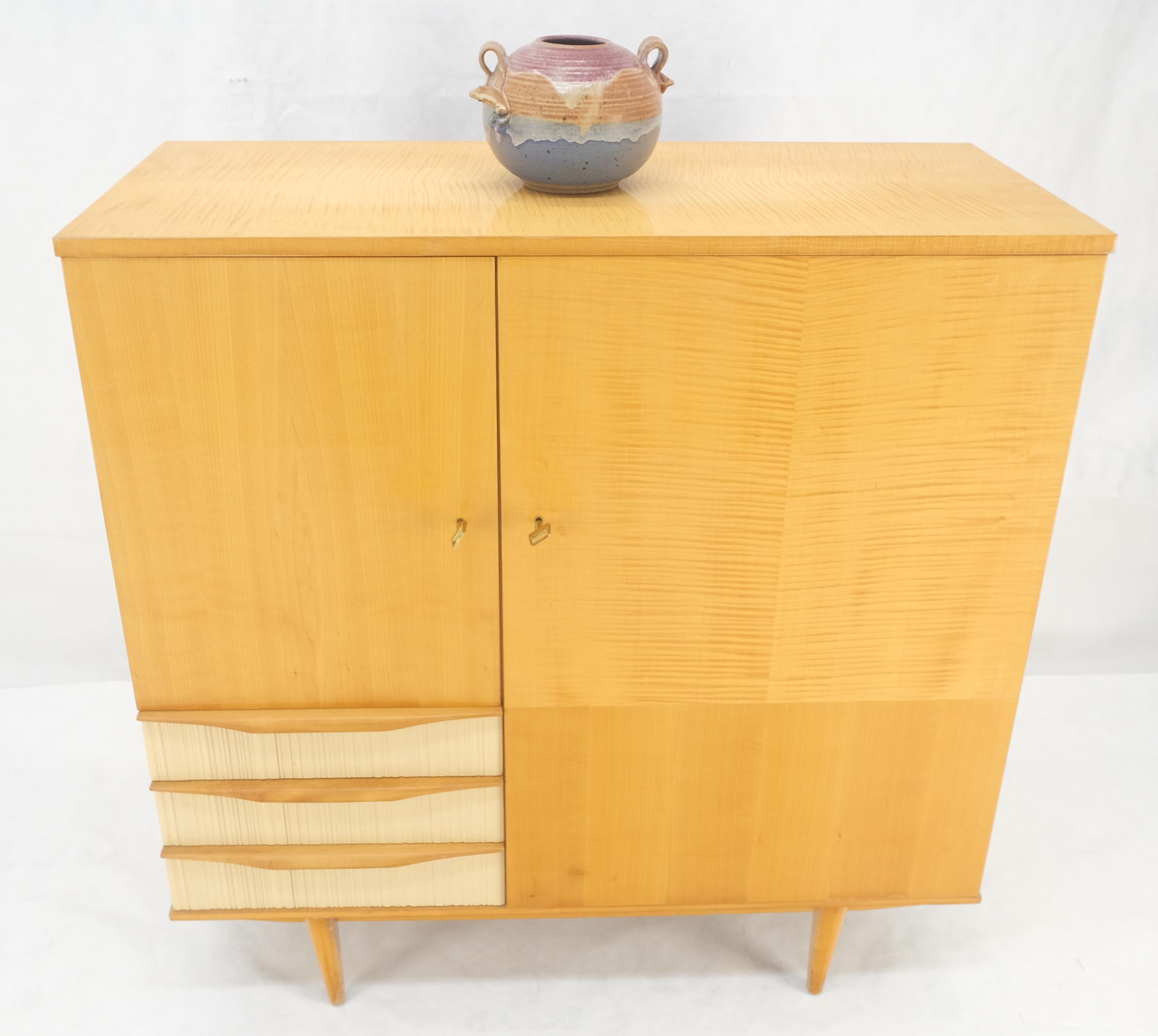 Commode en bouleau blond du milieu des années 1950, moderne et suédoise, côte à côte, Chifforobe en vente 2