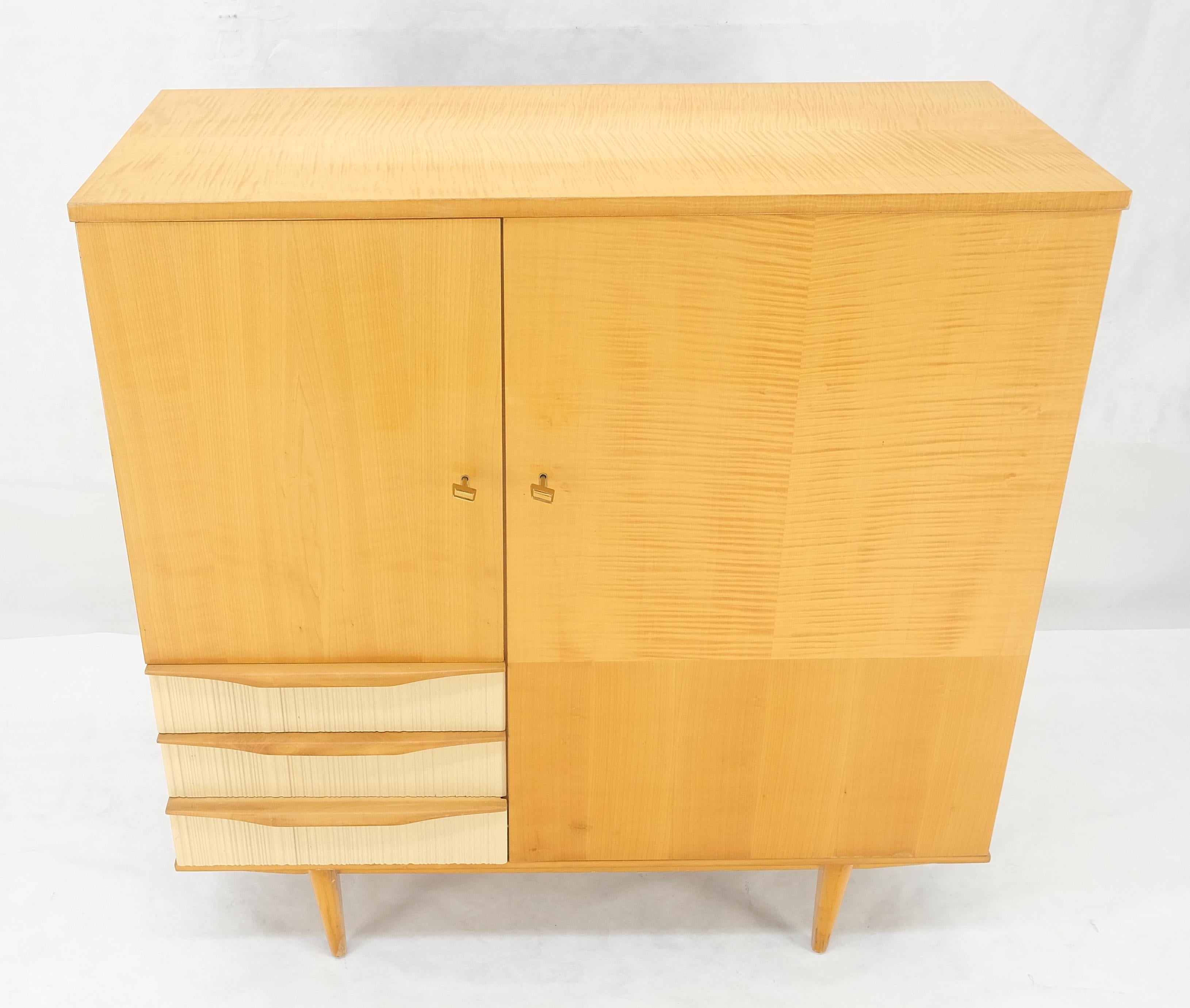 Mid-Century Modern Commode en bouleau blond du milieu des années 1950, moderne et suédoise, côte à côte, Chifforobe en vente