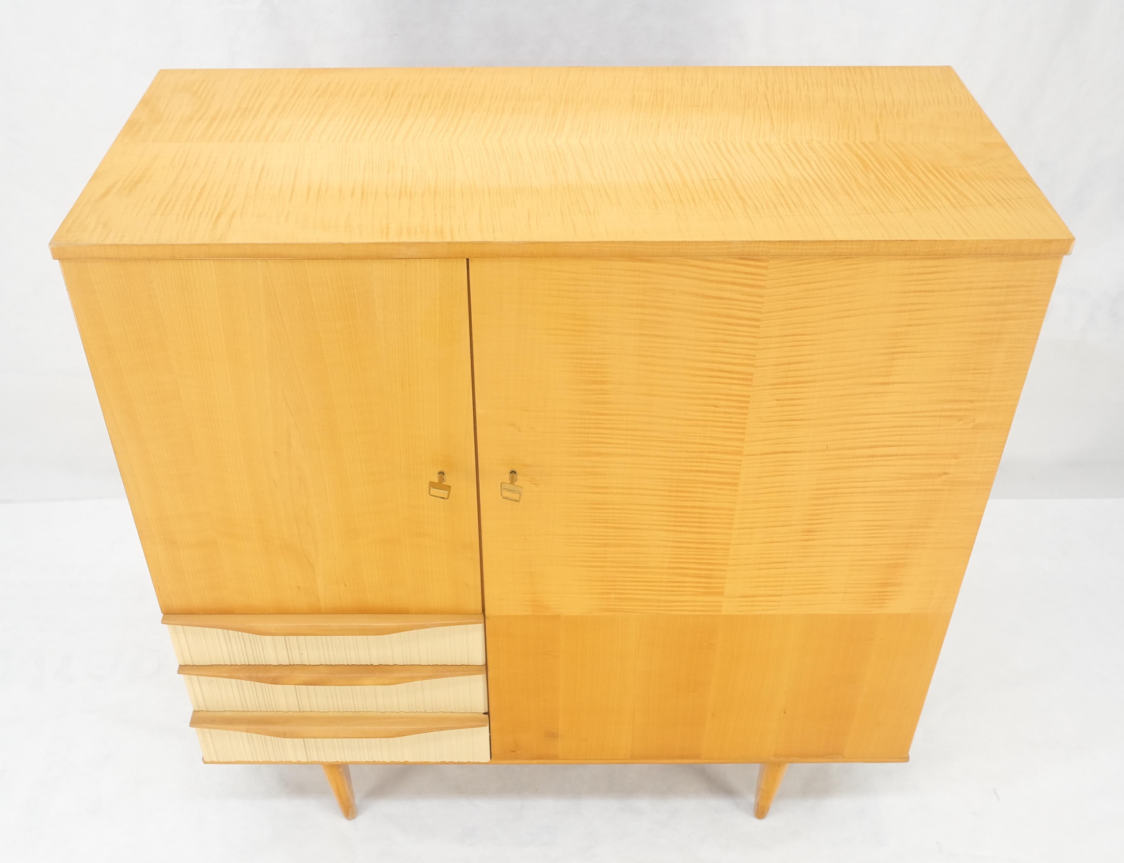 Laqué Commode en bouleau blond du milieu des années 1950, moderne et suédoise, côte à côte, Chifforobe en vente