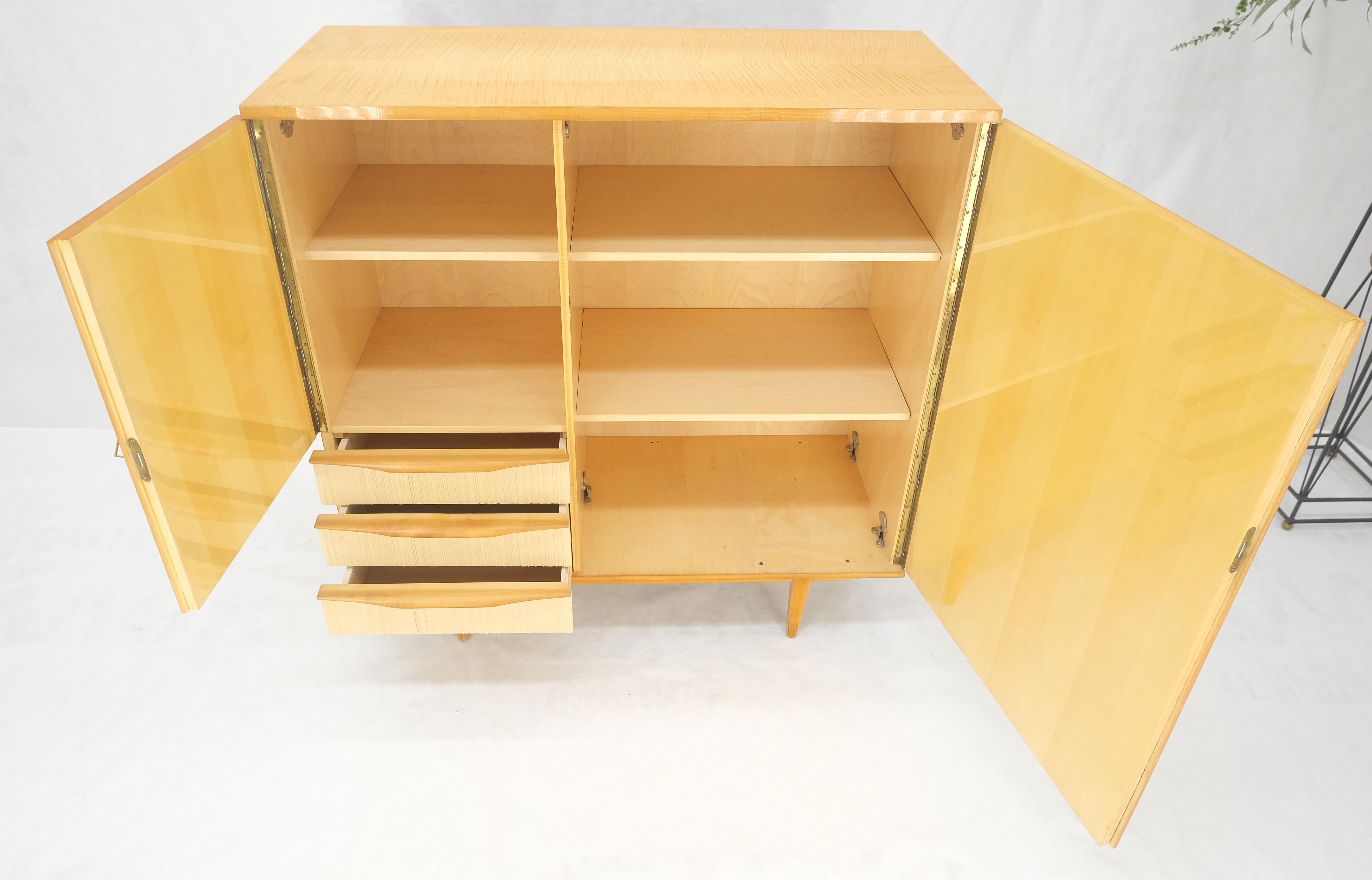 20ième siècle Commode en bouleau blond du milieu des années 1950, moderne et suédoise, côte à côte, Chifforobe en vente