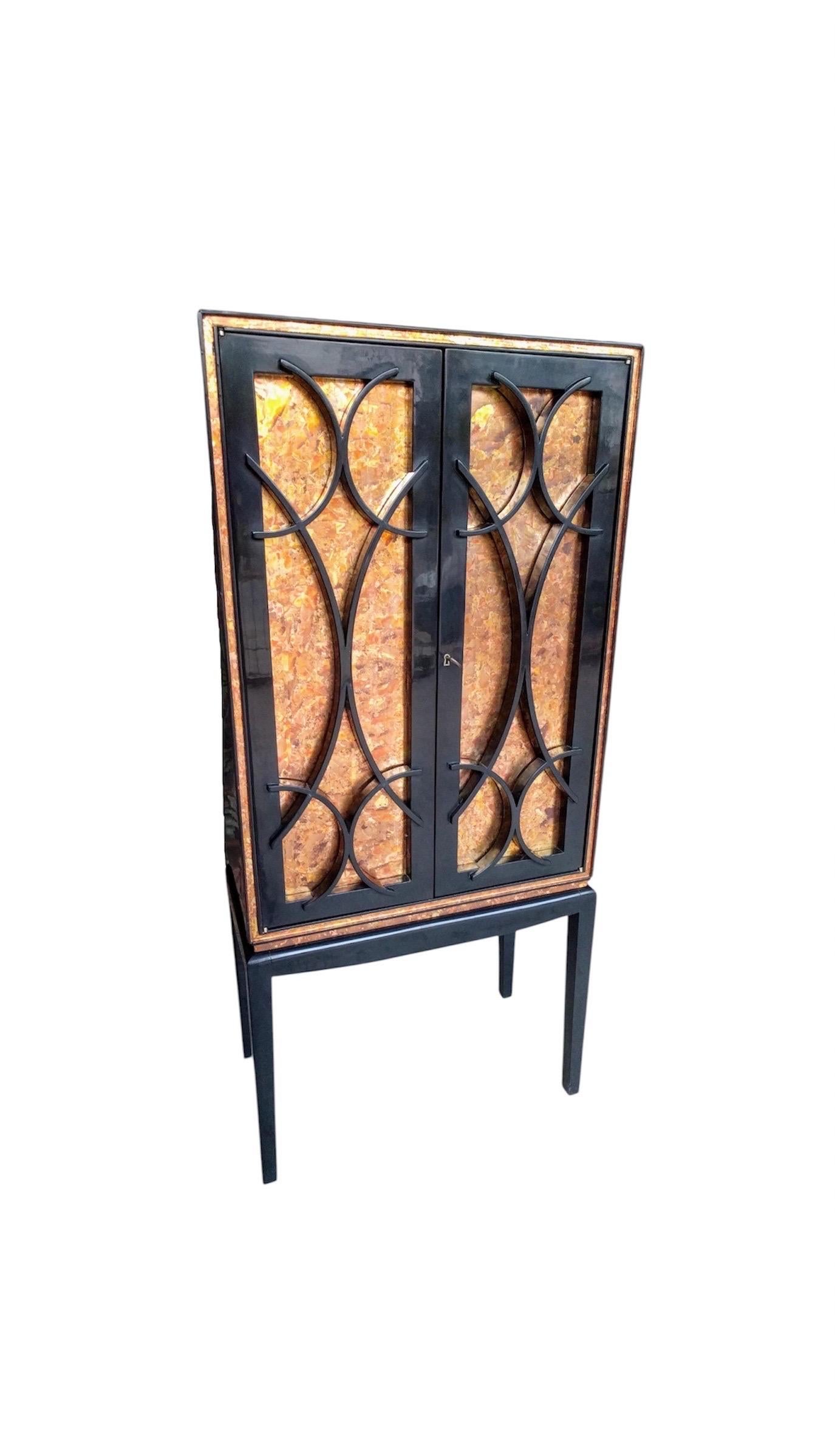 Bar à armoires du milieu du siècle Design/One du milieu du siècle

Les origines du mobilier de bar remontent à l'Europe du XVIIIe siècle, où les aristocrates utilisaient des armoires à alcool pour conserver et présenter leurs spiritueux importés. À