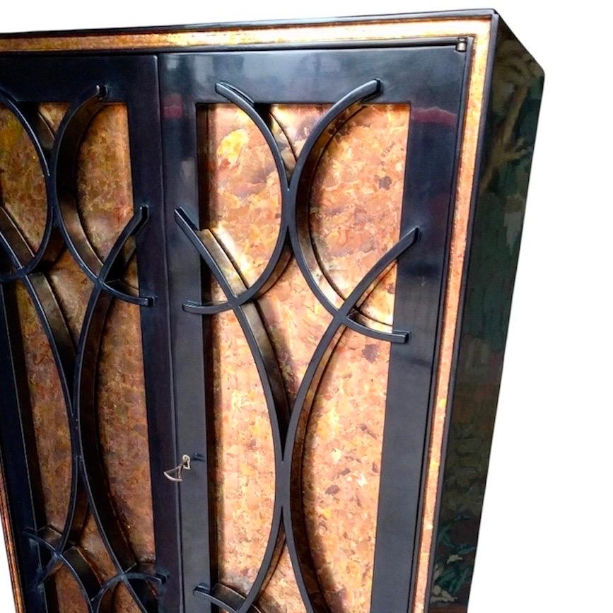 Bois Bar à armoires du milieu du siècle Design/One du milieu du siècle en vente