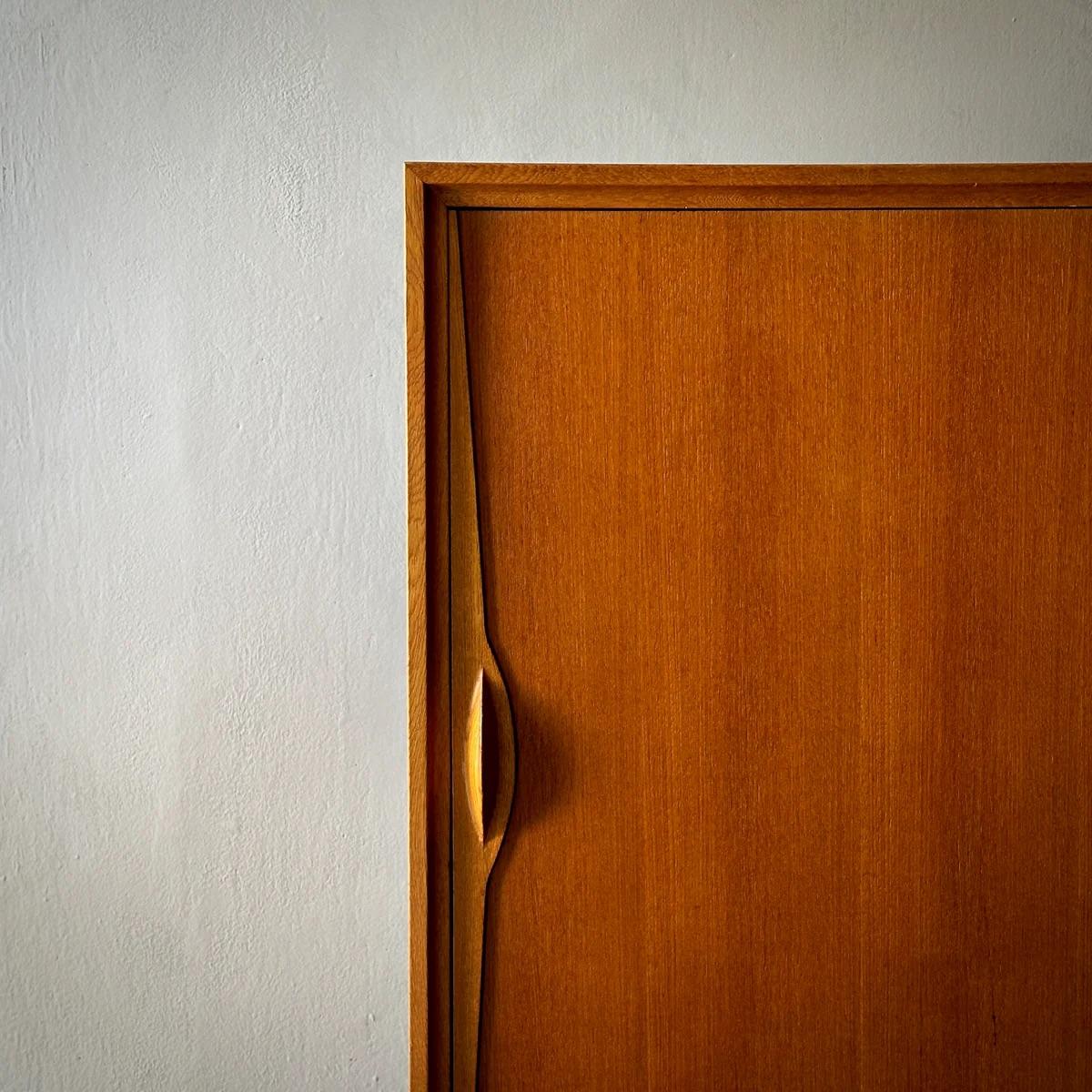 Mid Century Cabinet In Good Condition For Sale In Los Angeles, CA