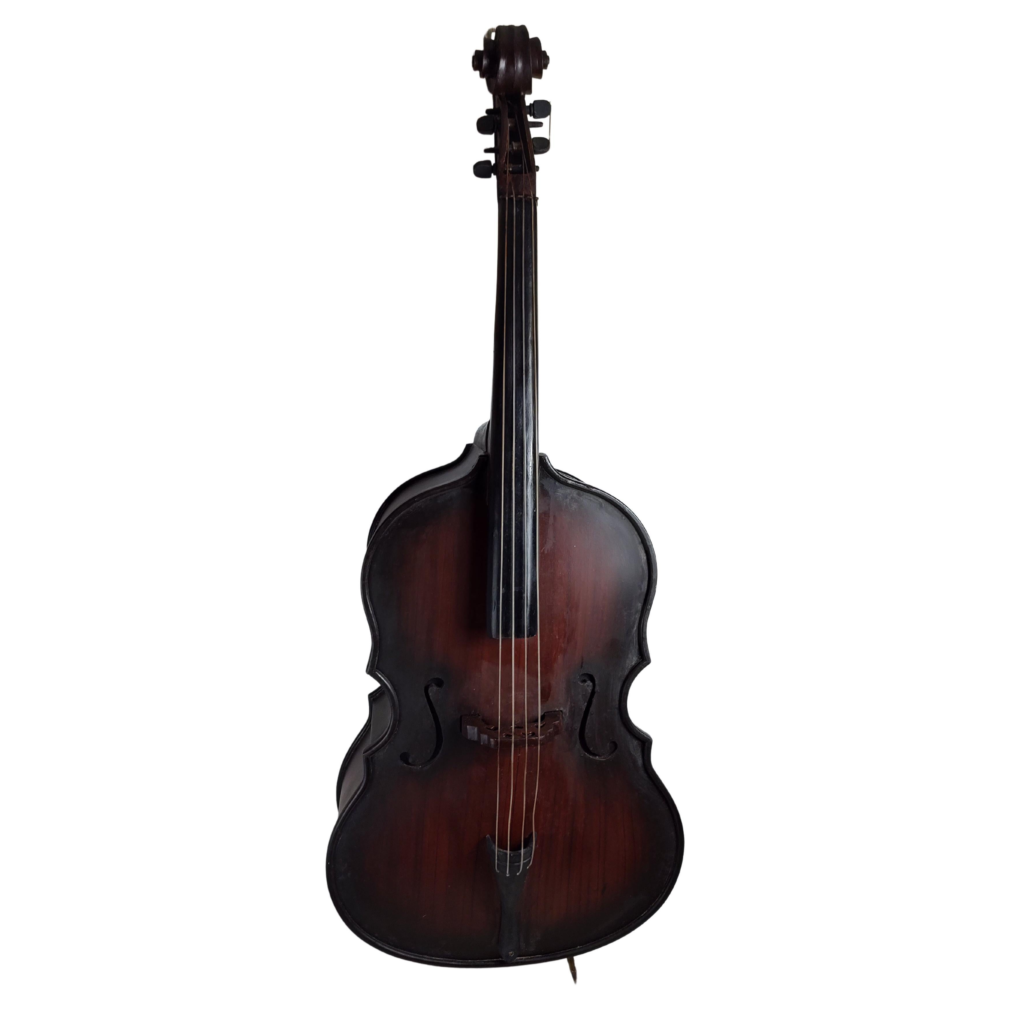 Fin du 20e siècle Grand meuble de rangement du milieu du siècle dernier en forme de Bass Cello en vente