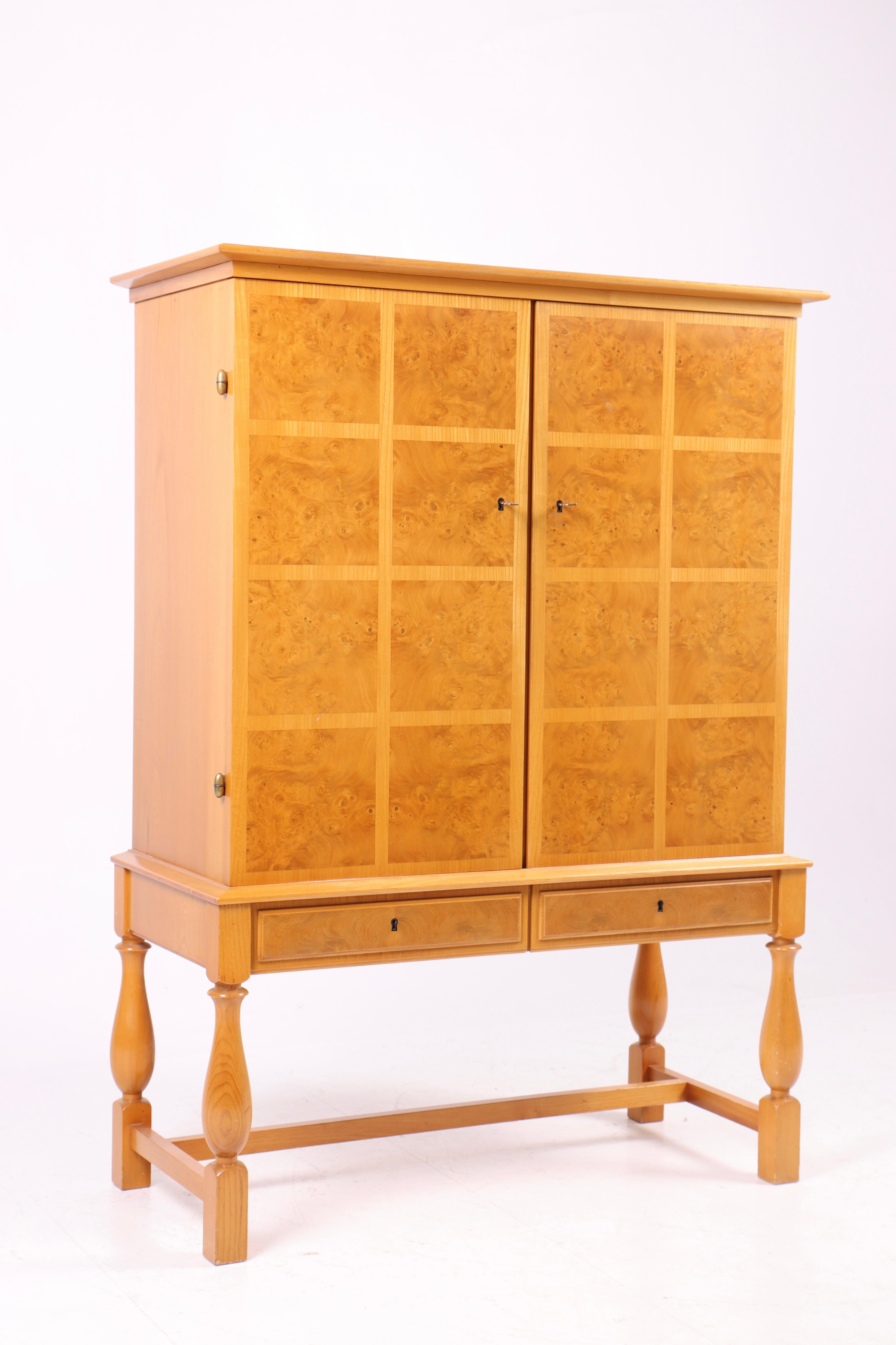 Mueble bar moderno de mediados de siglo en madera de fresno, diseñado y fabricado en Suecia, años 50.