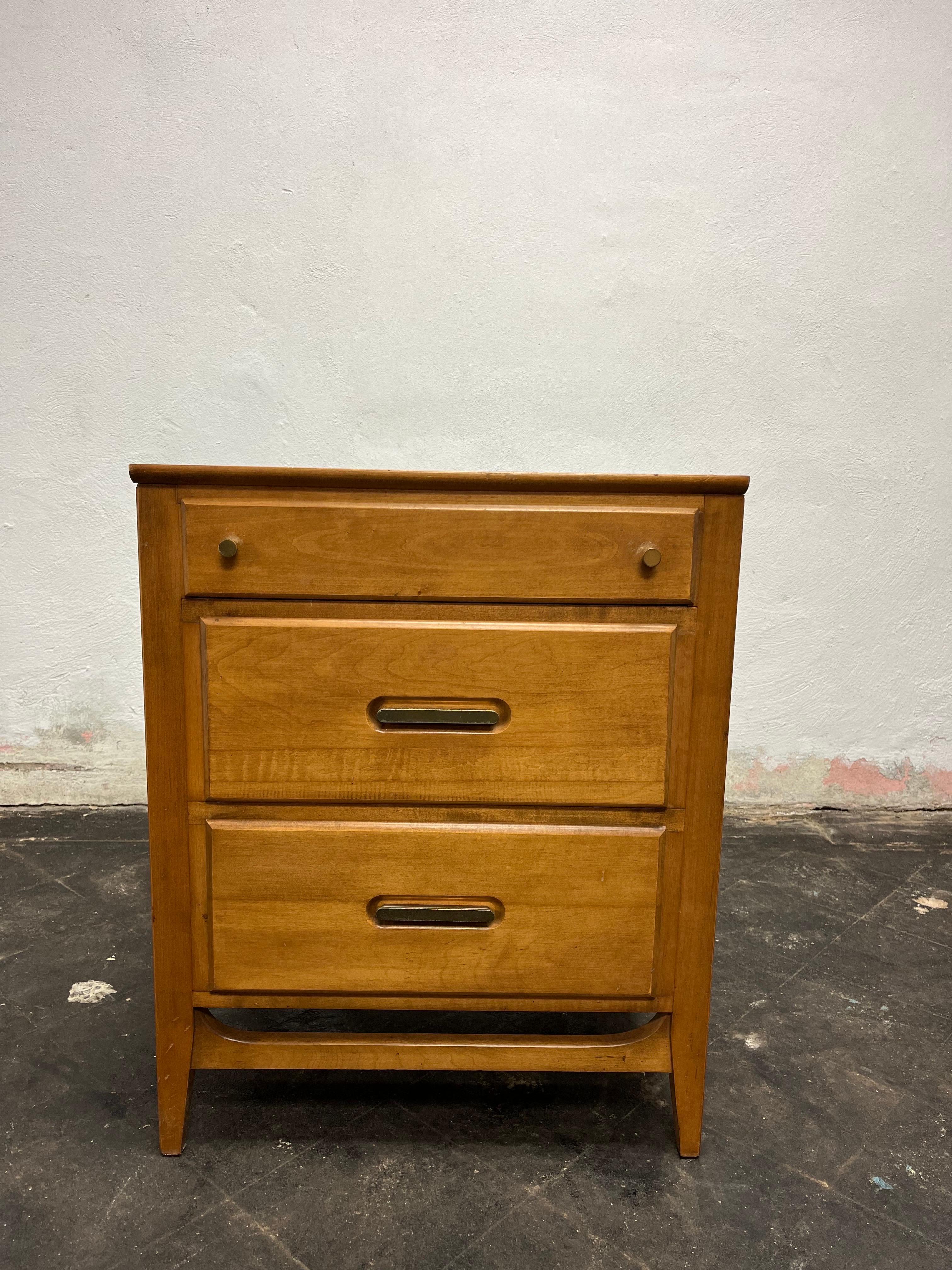 Unique mid century cabinet. Sequence line for Sun Glow. Sleek sophisticated lines. Petite brass drawer pulls and streamline handles.
Curbside to NYC/Philly $400