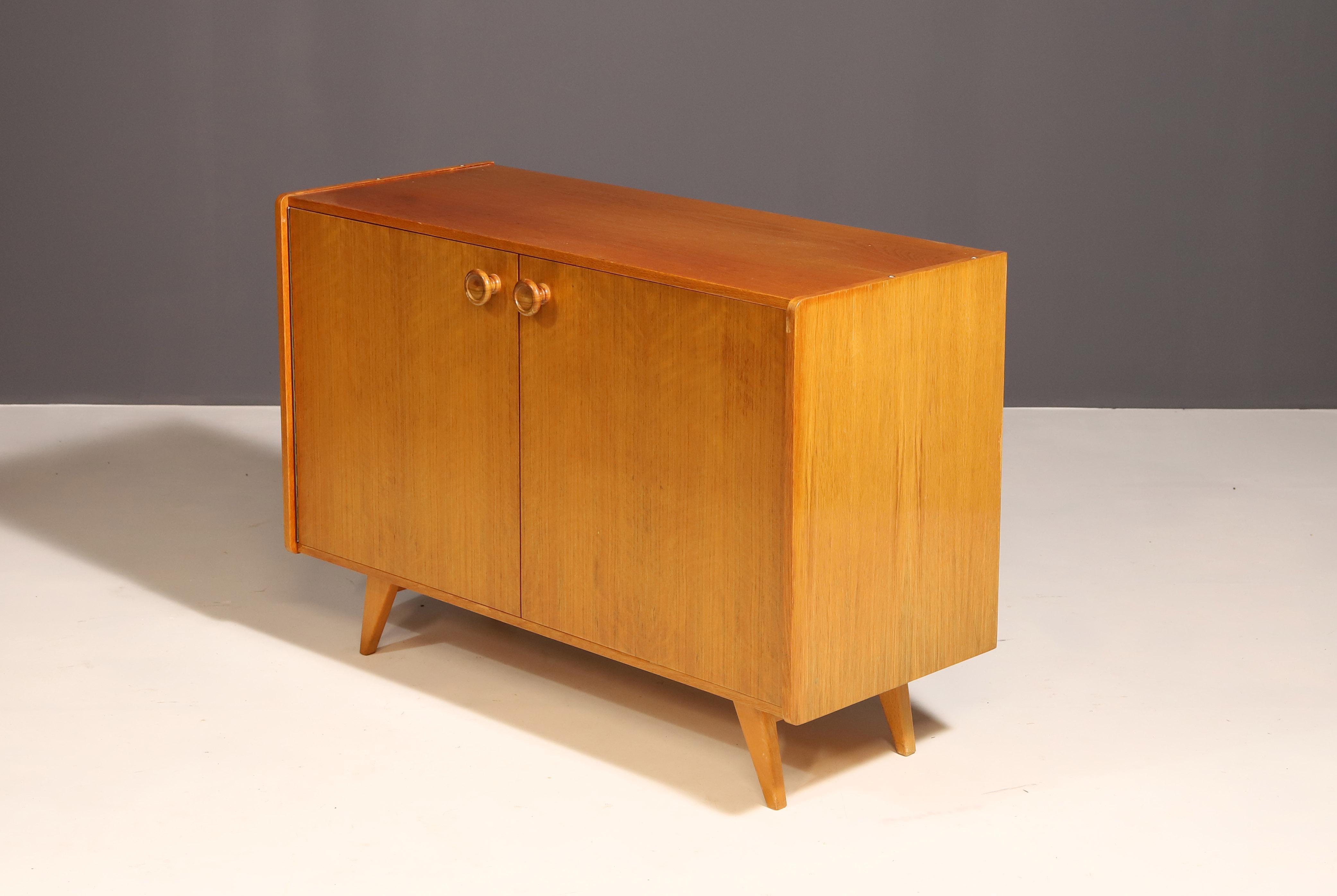Schrank U450 aus der Jahrhundertmitte von Jiří Jiroutek für Interior Praha, Tschechien, 1960'. (Moderne der Mitte des Jahrhunderts) im Angebot
