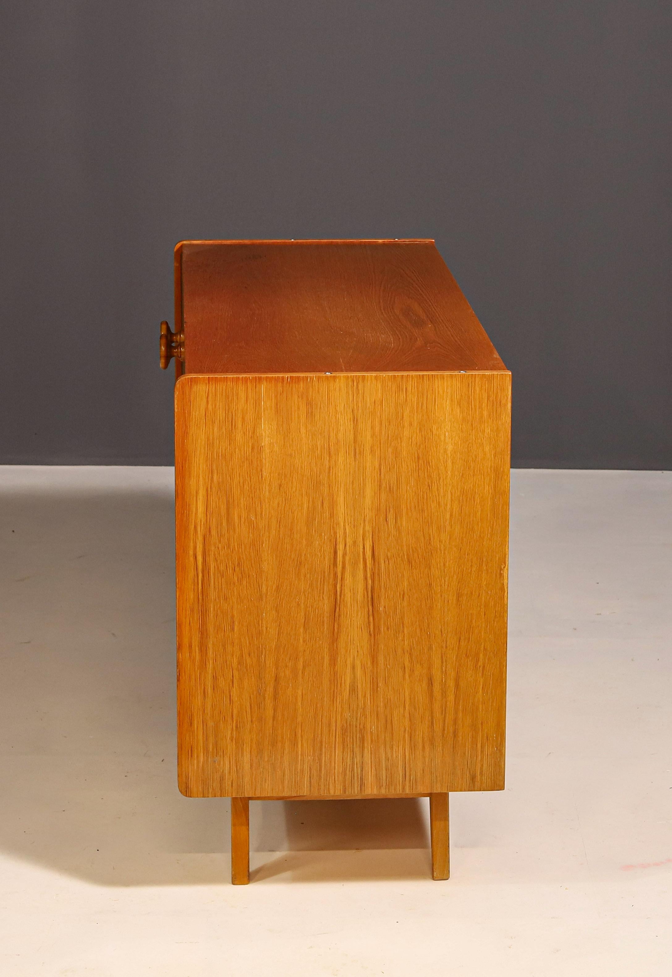Schrank U450 aus der Jahrhundertmitte von Jiří Jiroutek für Interior Praha, Tschechien, 1960'. (Tschechisch) im Angebot