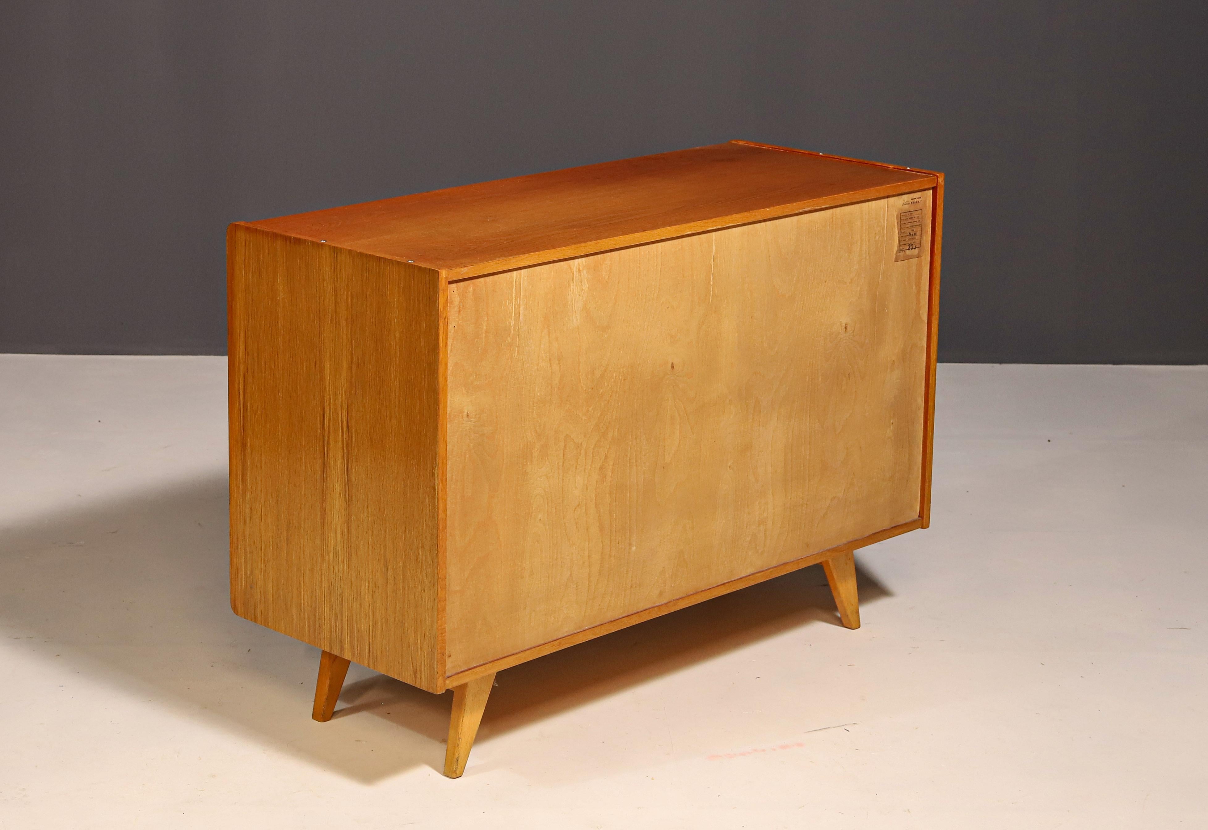 Schrank U450 aus der Jahrhundertmitte von Jiří Jiroutek für Interior Praha, Tschechien, 1960'. im Zustand „Gut“ im Angebot in Prague 8, CZ