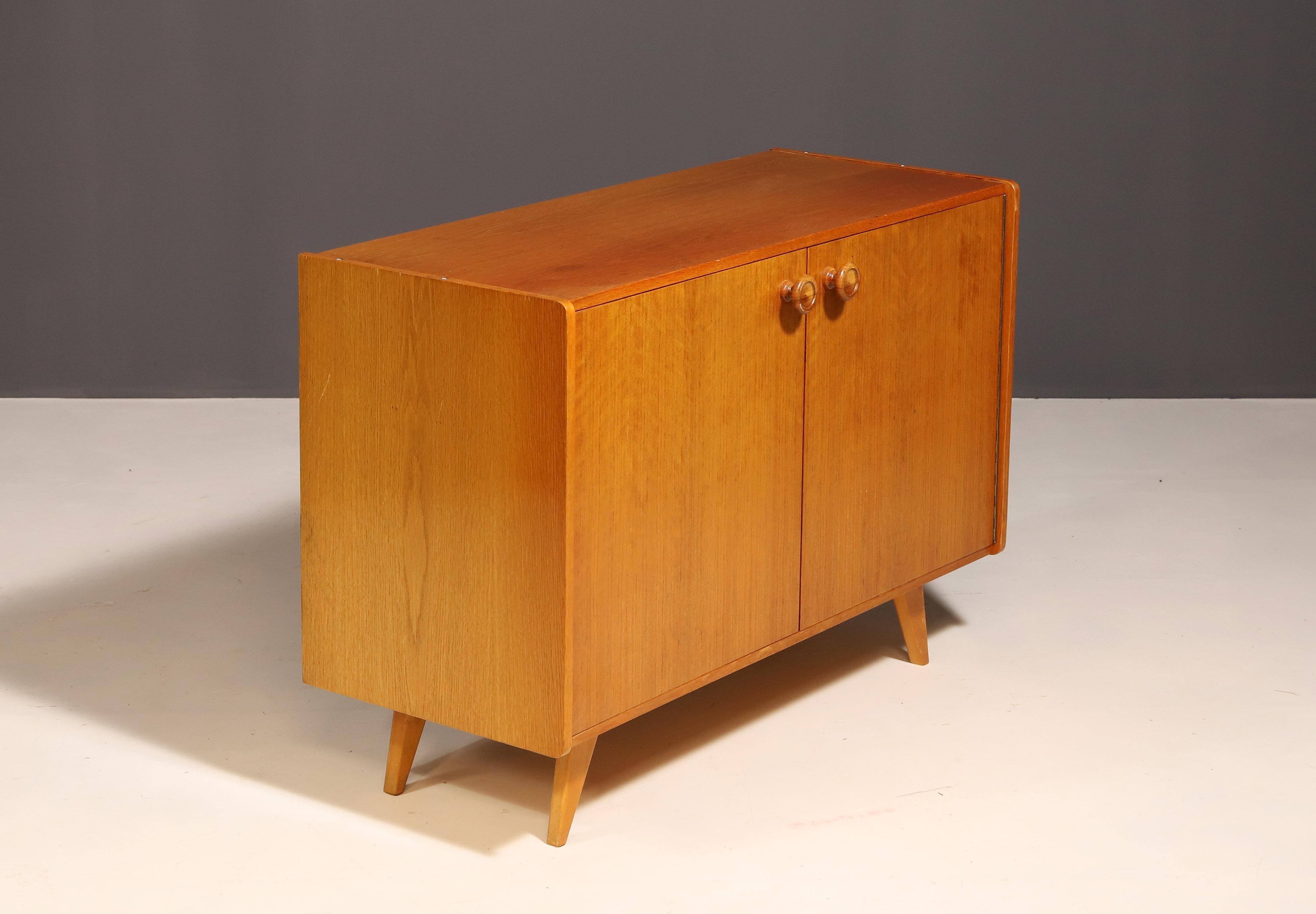 Schrank U450 aus der Jahrhundertmitte von Jiří Jiroutek für Interior Praha, Tschechien, 1960'. (20. Jahrhundert) im Angebot