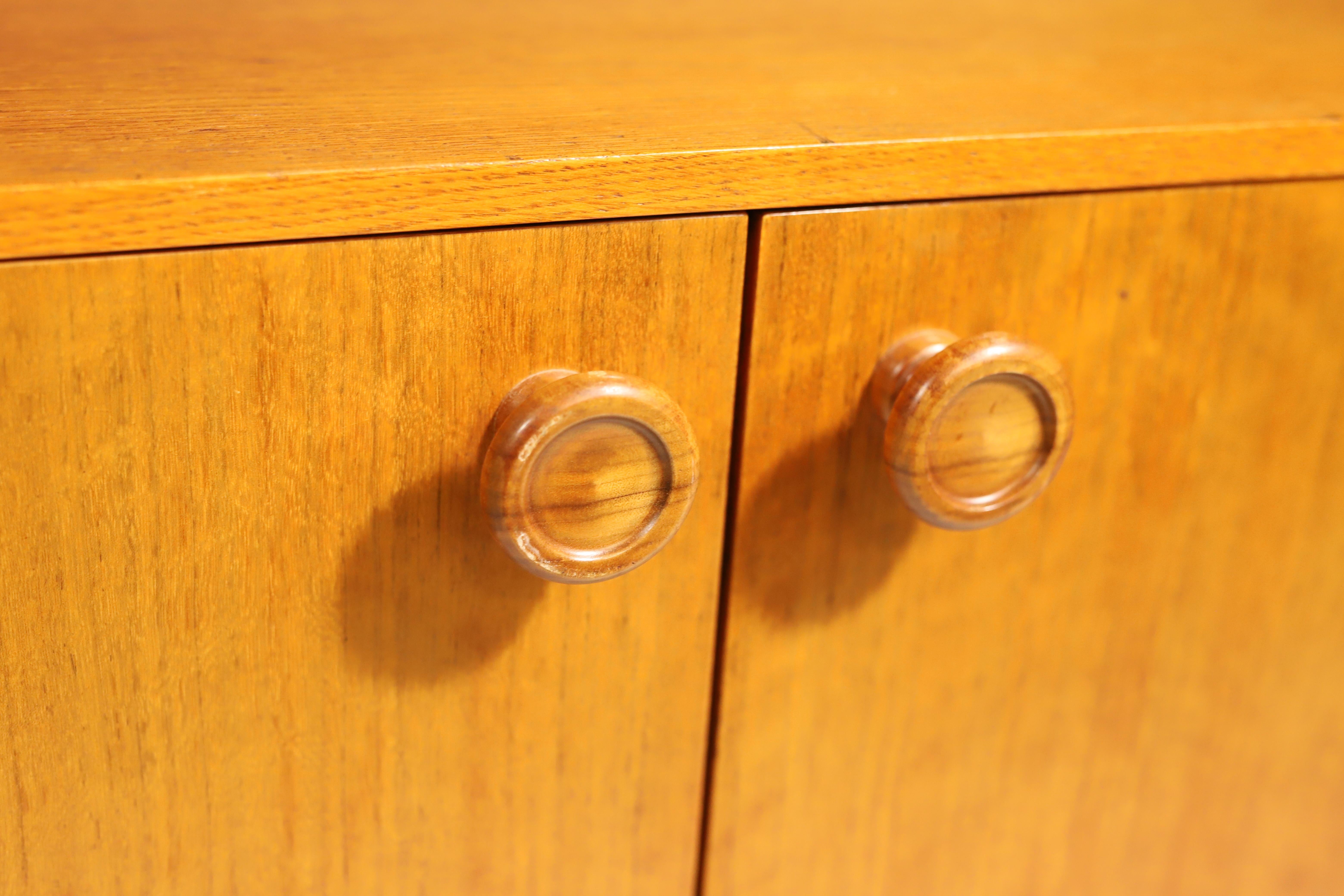 Schrank U450 aus der Jahrhundertmitte von Jiří Jiroutek für Interior Praha, Tschechien, 1960'. (Holz) im Angebot