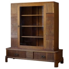 Meuble de rangement / Vitrine du milieu du siècle en bois de noyer et chêne, par un ébéniste danois, années 1950