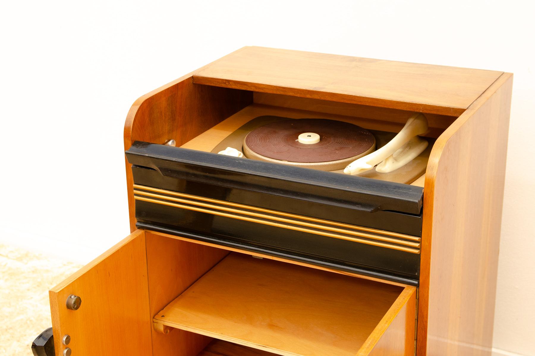 Schrank aus der Mitte des Jahrhunderts mit eingebautem Grammophon und Radio, 1950er Jahre im Angebot 3