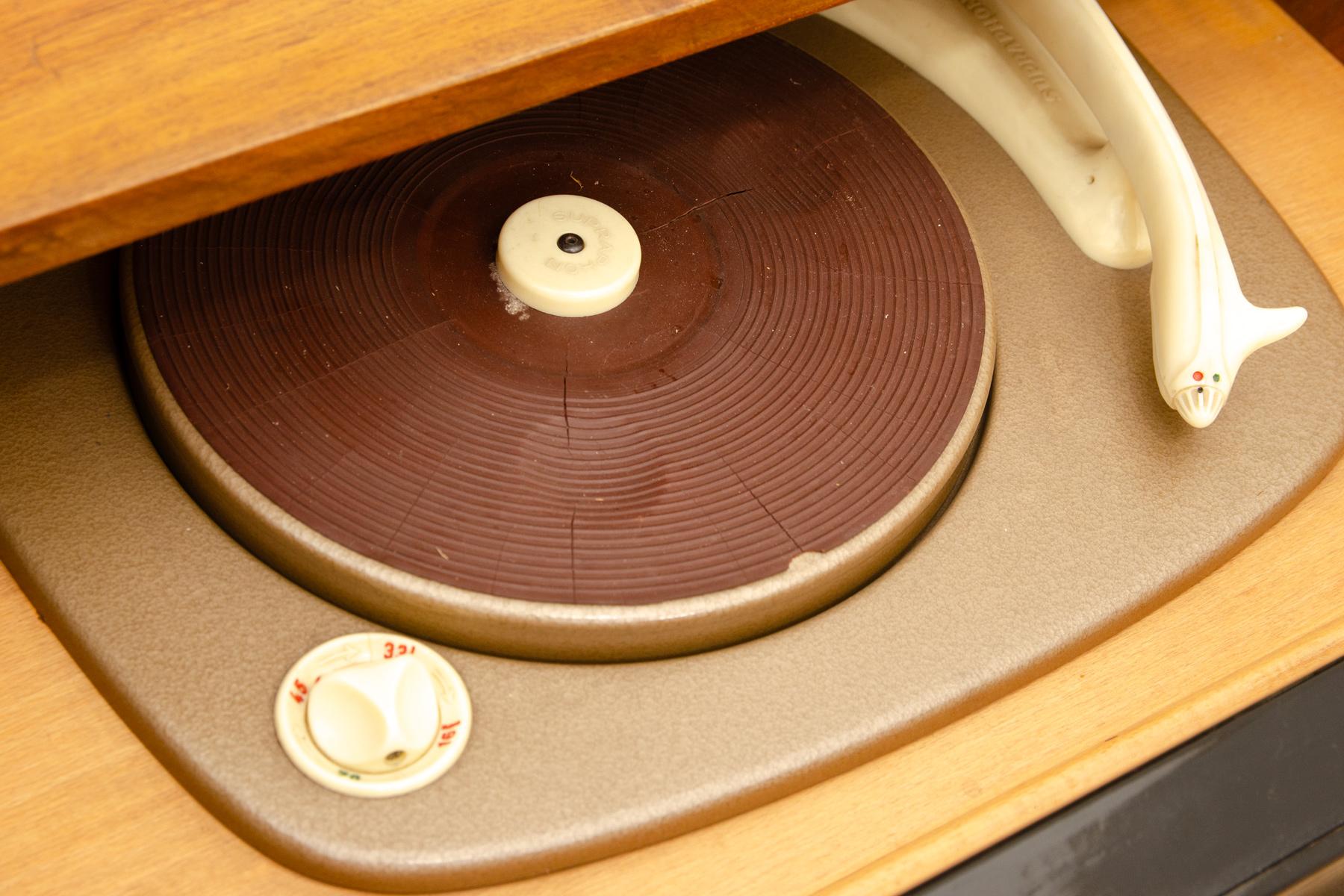 Schrank aus der Mitte des Jahrhunderts mit eingebautem Grammophon und Radio, 1950er Jahre im Angebot 7