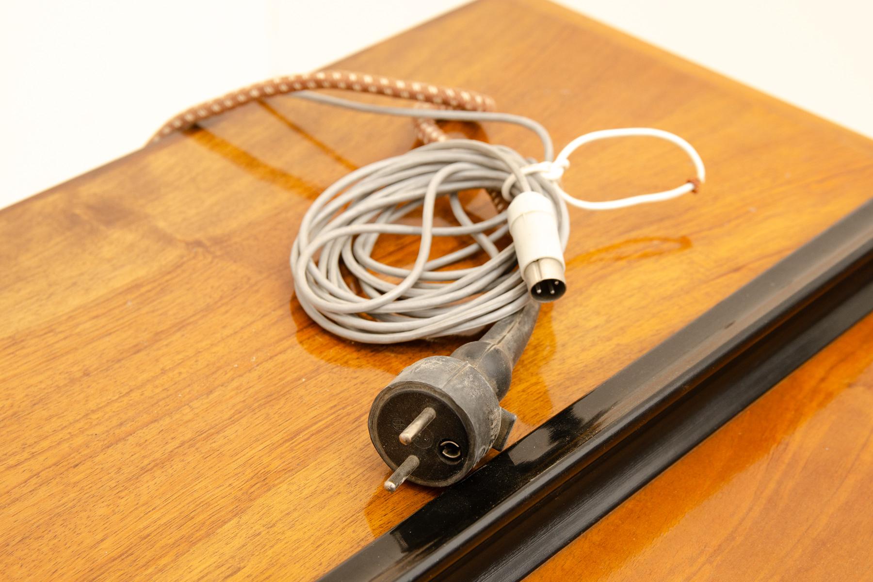 Schrank aus der Mitte des Jahrhunderts mit eingebautem Grammophon und Radio, 1950er Jahre im Angebot 9