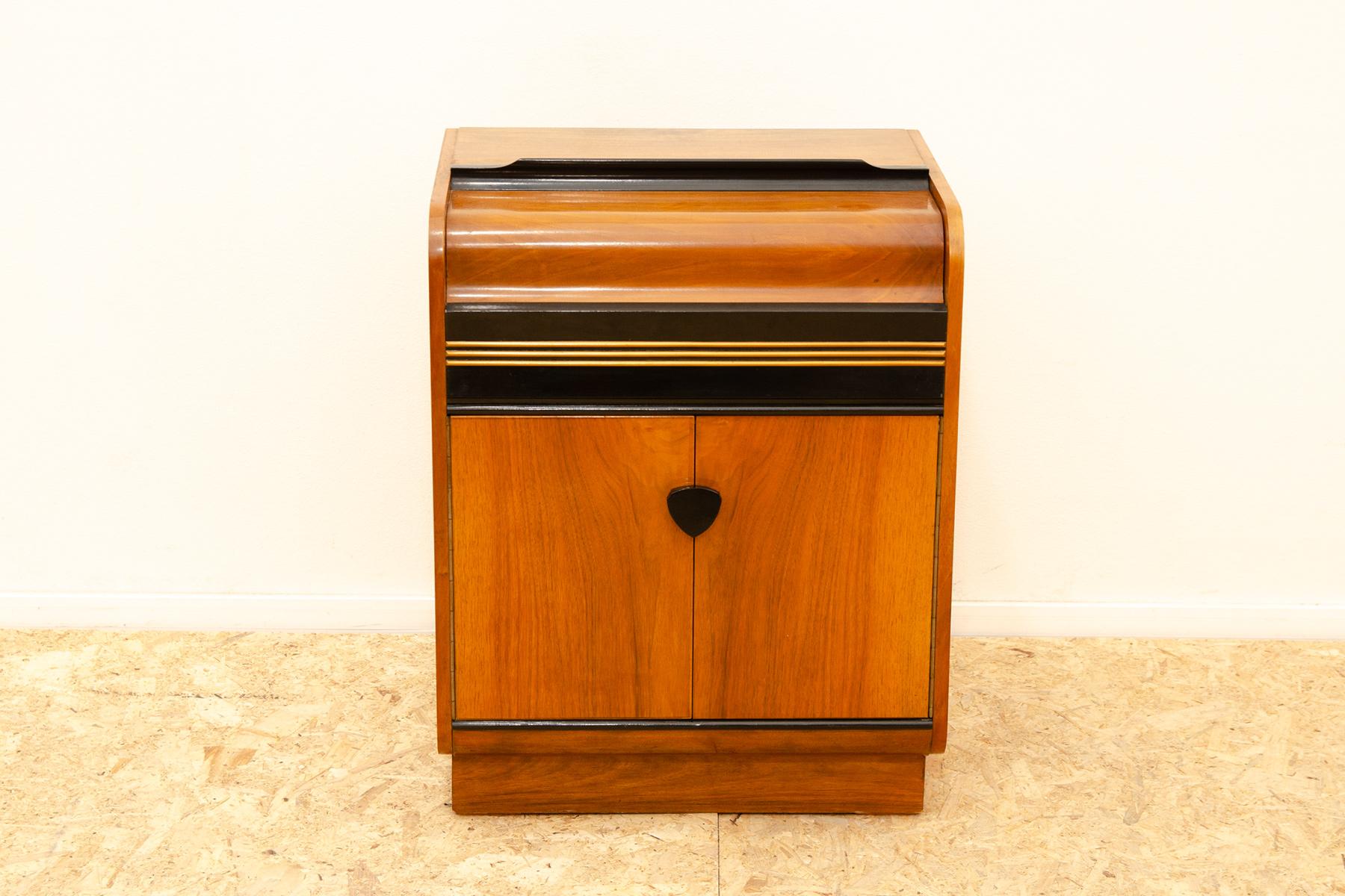 Schrank aus der Mitte des Jahrhunderts mit eingebautem Plattenspieler und Radio, hergestellt in der ehemaligen Tschechoslowakei in den 1950er Jahren. Die Konstruktion besteht aus Holz in Nussbaumfurnier. Das Grammophon ist derzeit außer Betrieb, die