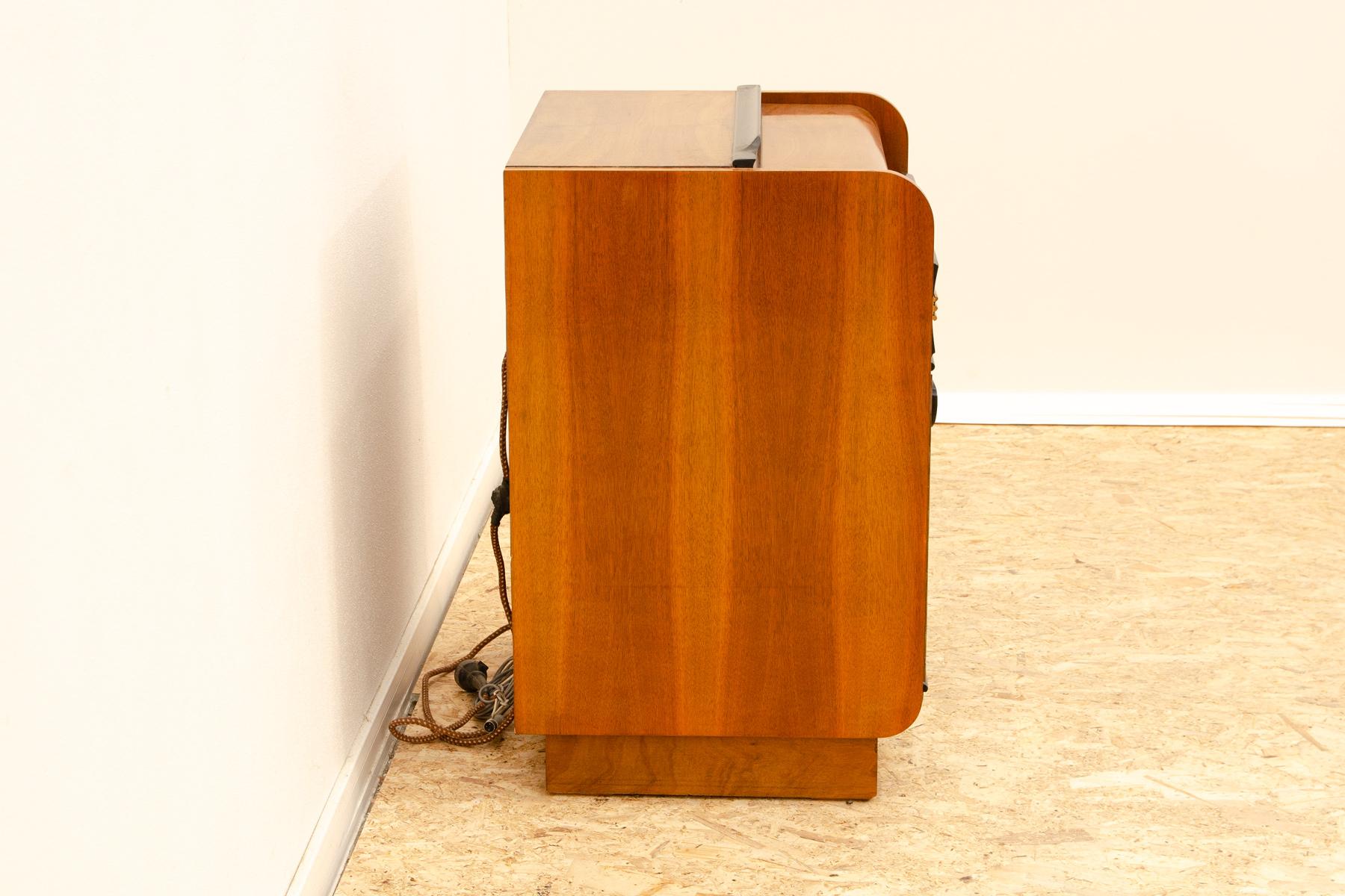 Schrank aus der Mitte des Jahrhunderts mit eingebautem Grammophon und Radio, 1950er Jahre (Moderne der Mitte des Jahrhunderts) im Angebot