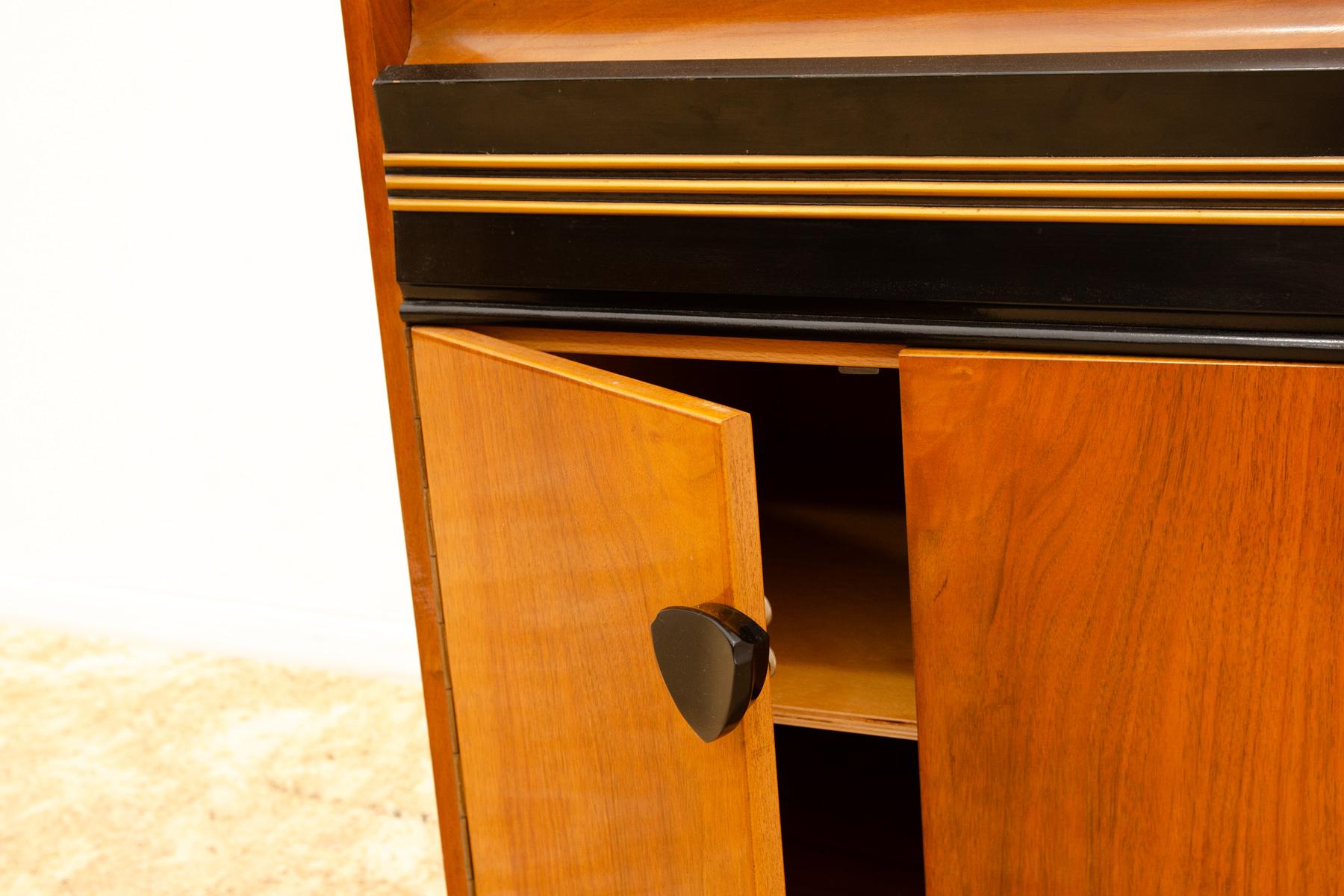 Schrank aus der Mitte des Jahrhunderts mit eingebautem Grammophon und Radio, 1950er Jahre im Angebot 1