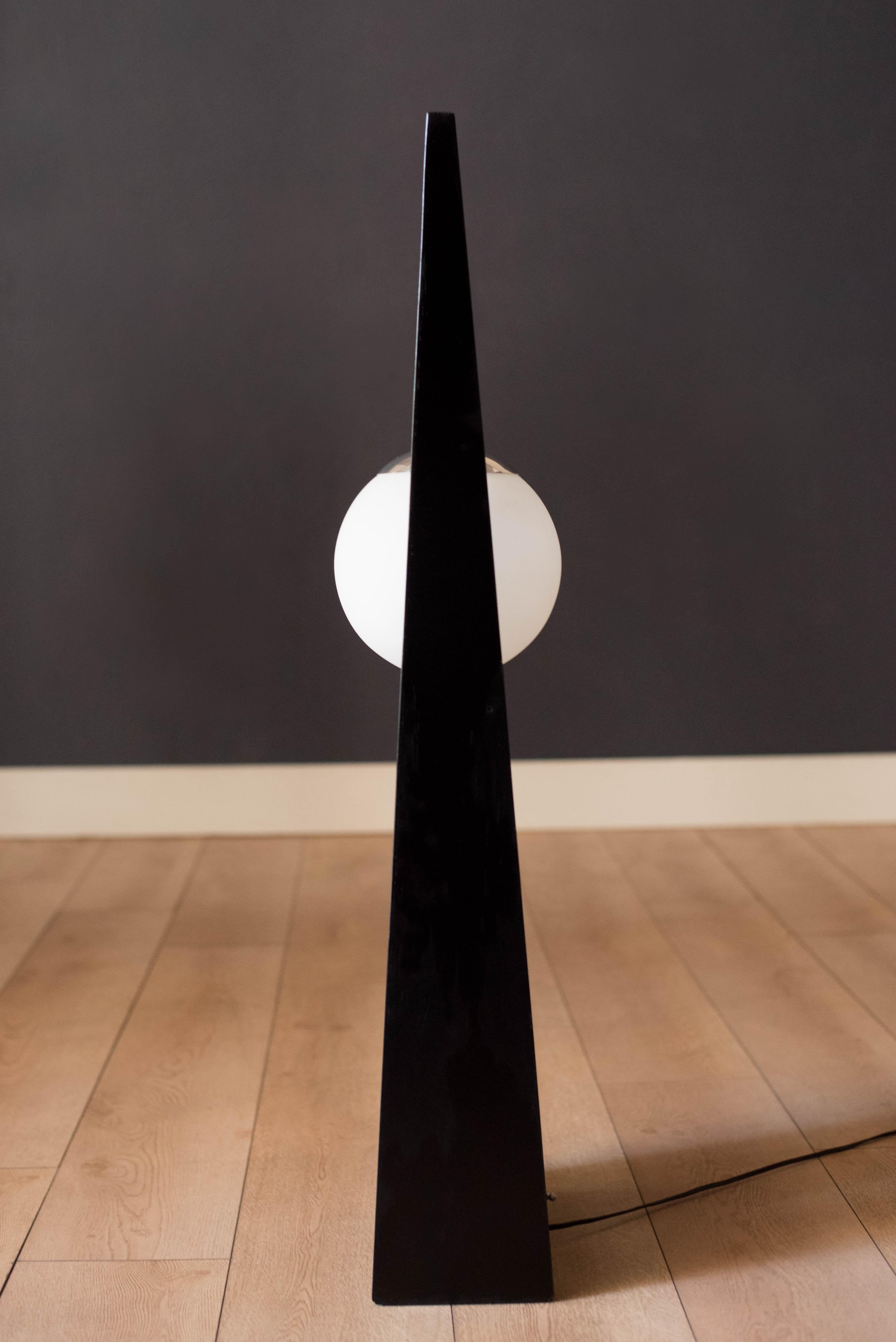 Américain Lampe de bureau noire moderne de Californie du milieu du siècle dernier avec globe en verre par Modeline en vente