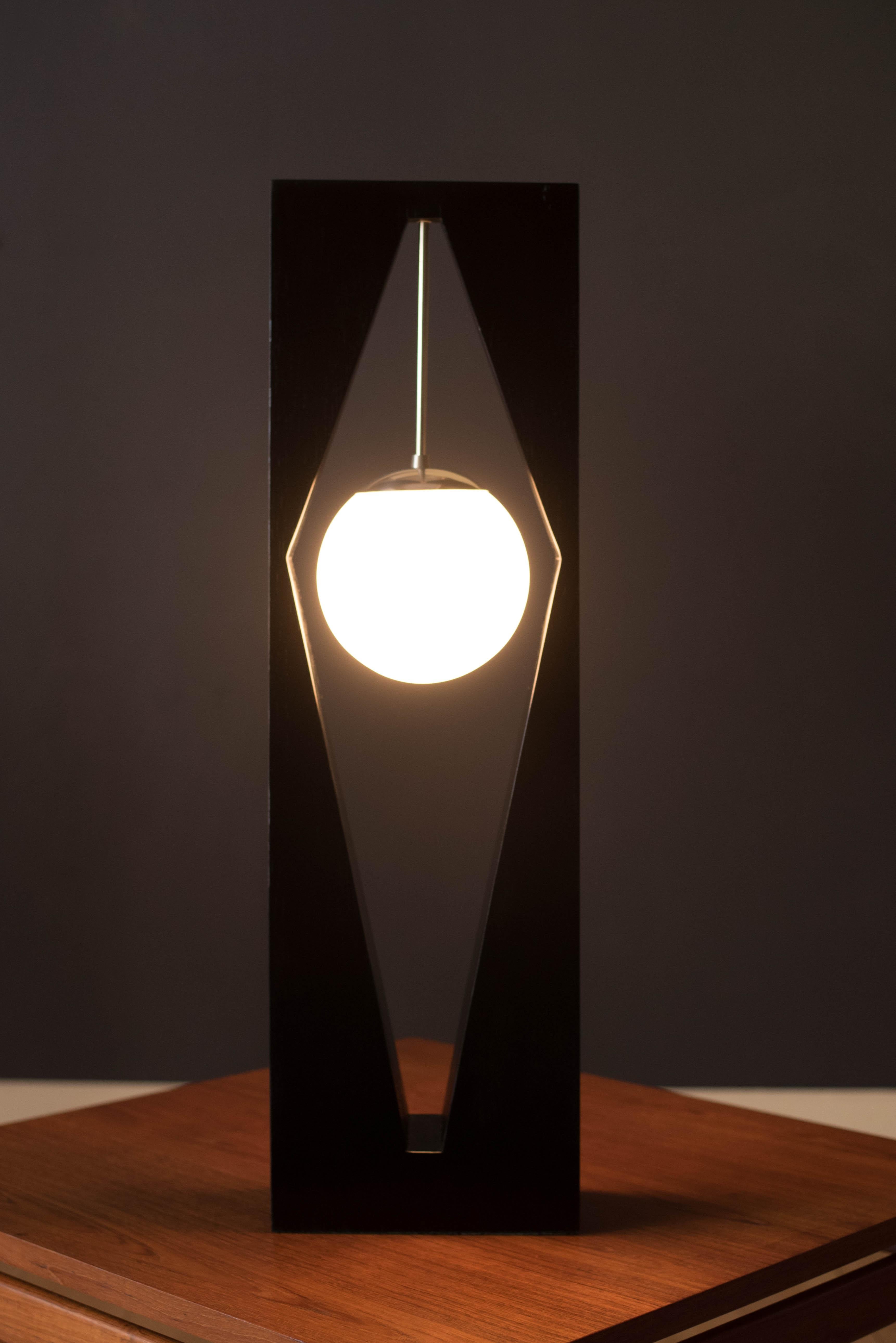 Fin du 20e siècle Lampe de bureau noire moderne de Californie du milieu du siècle dernier avec globe en verre par Modeline en vente
