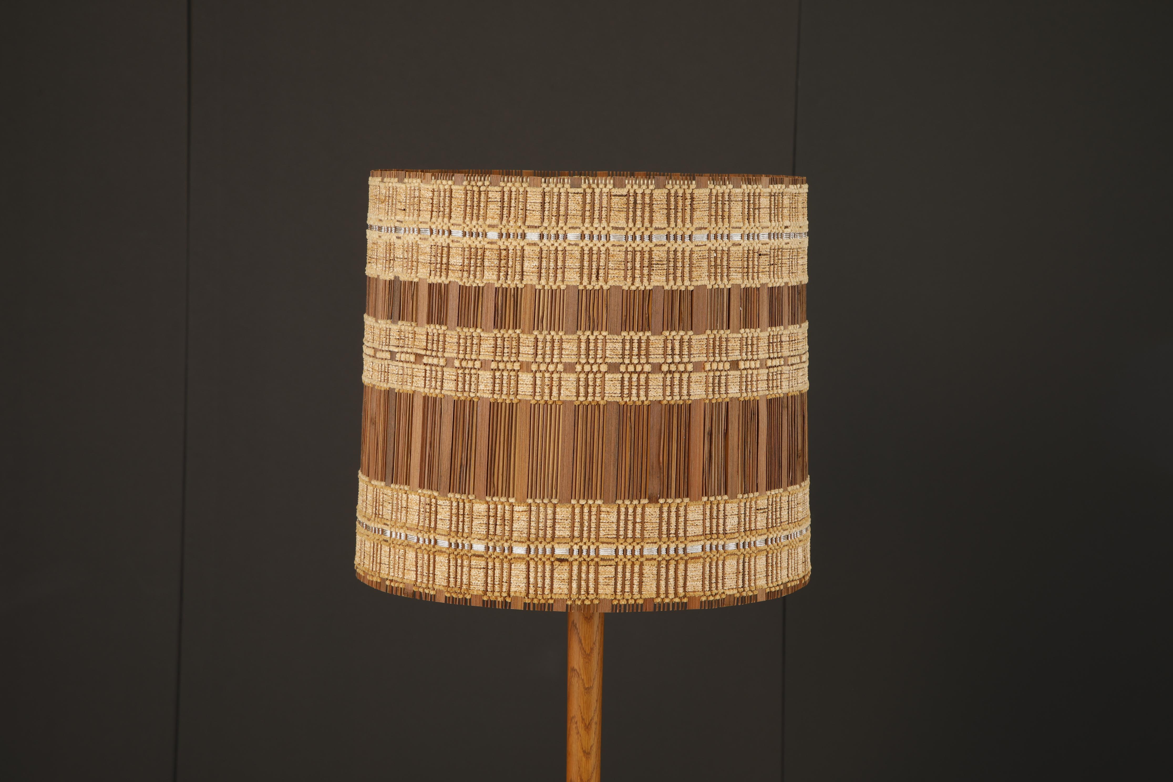 Un abat-jour rare et saisissant conçu par l'artiste textile Maria Kipp, née en Allemagne et basée en Californie, célèbre pour son utilisation magistrale de fibres tissées à la main dans les intérieurs d'après-guerre. Cette pièce illustre son mélange