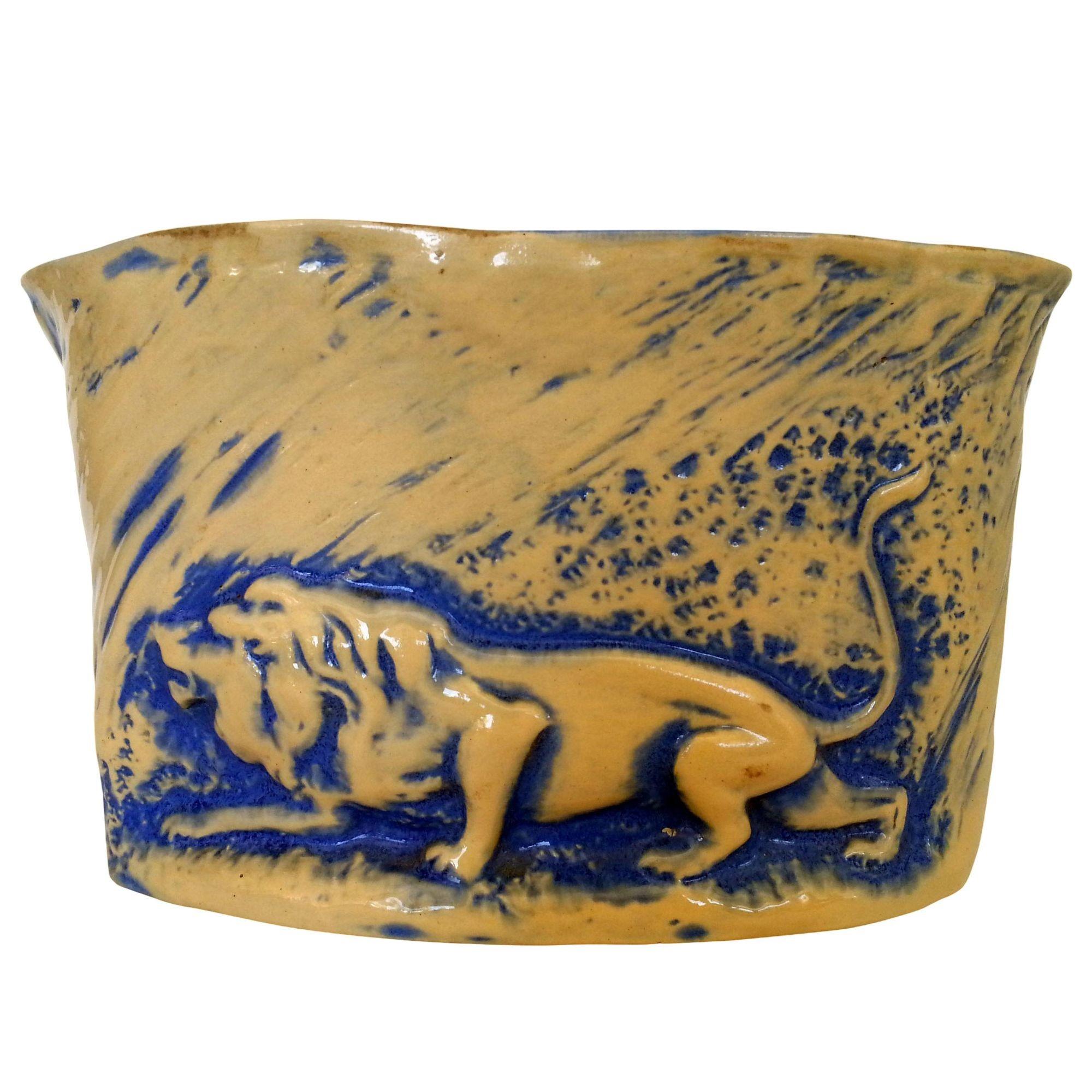 Mid-Century moderno Vaso di metà secolo della California Pottery marrone e blu con leone che si muove in vendita