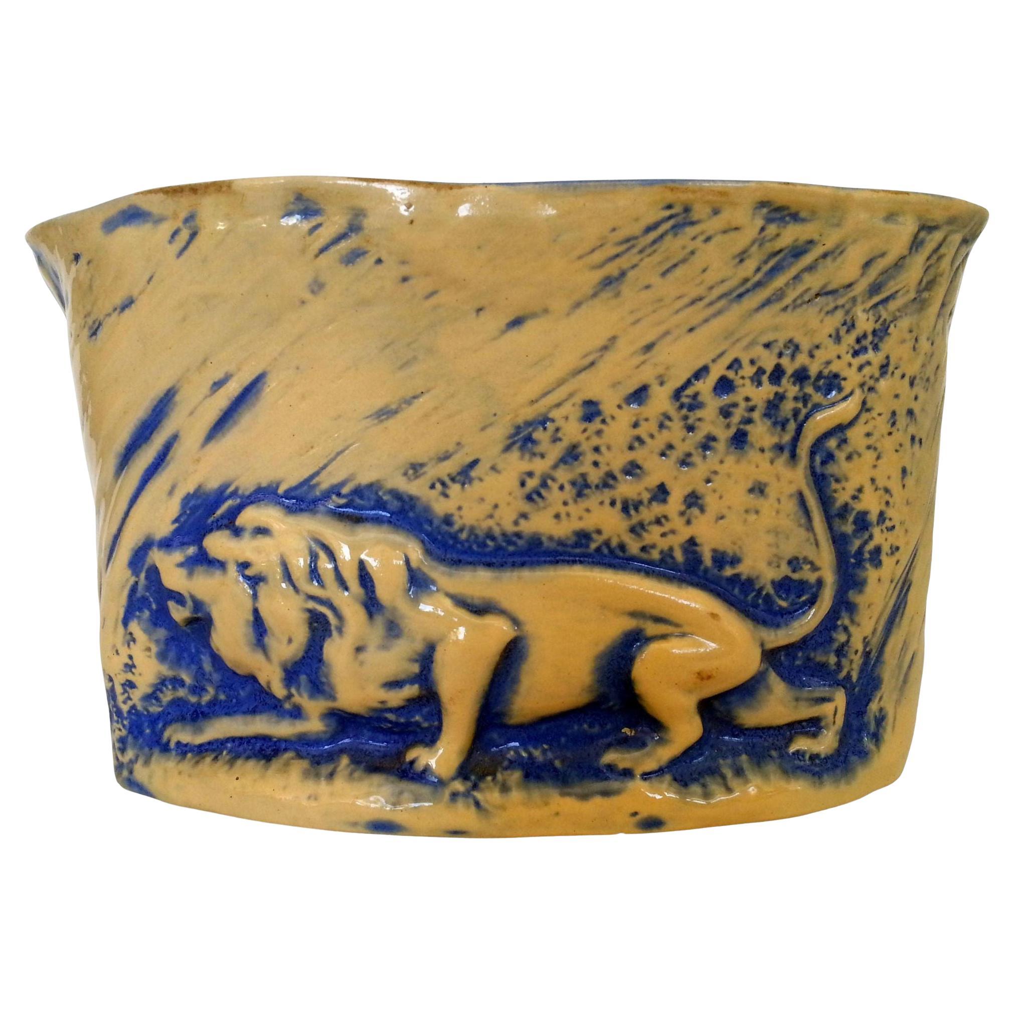 Vase en forme de lion traqué brun et bleu de la California Pottery du milieu du siècle