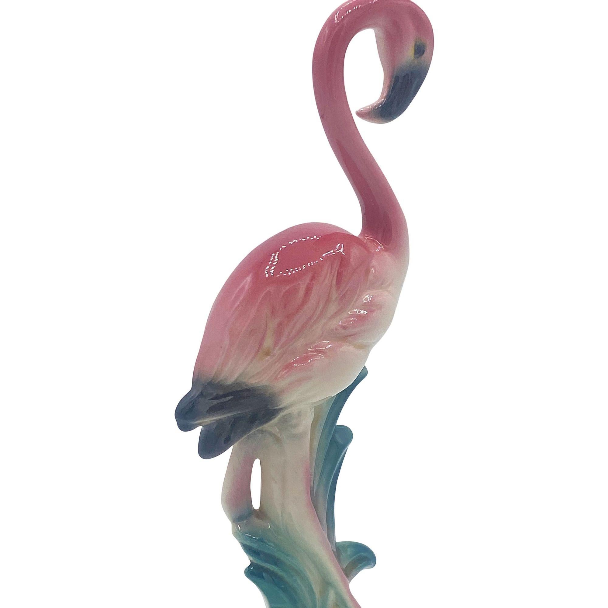 Figurina di fenicottero rosa inquisitore in ceramica della California Pottery di metà del secolo scorso In condizioni ottime in vendita a Van Nuys, CA