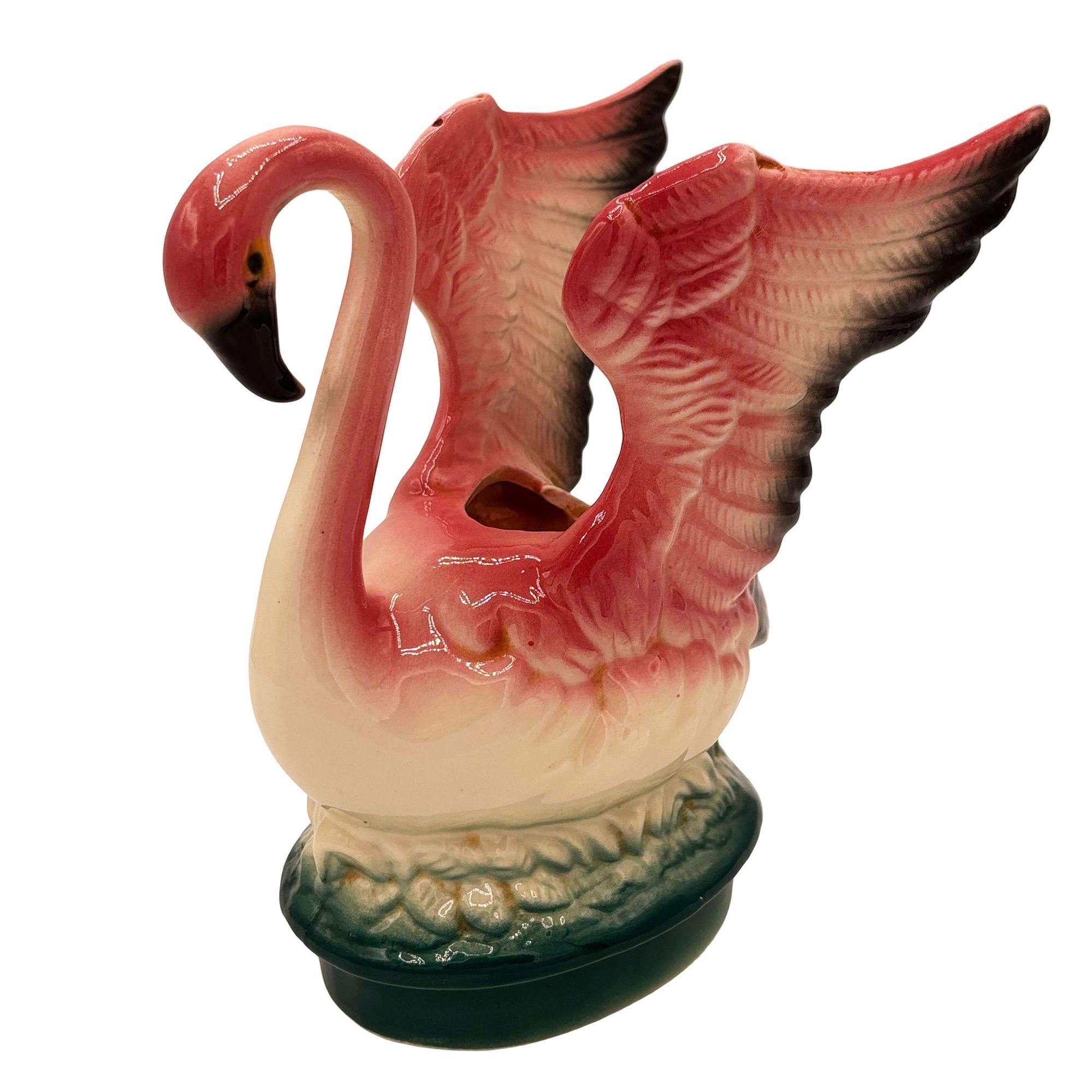 Jardinière de table flamant rose et vert en céramique California Pottery du milieu du siècle. La jardinière représente un flamant rose magnifiquement détaillé atterrissant sur un champ d'herbe vert foncé. Sa finition brillante met en valeur les