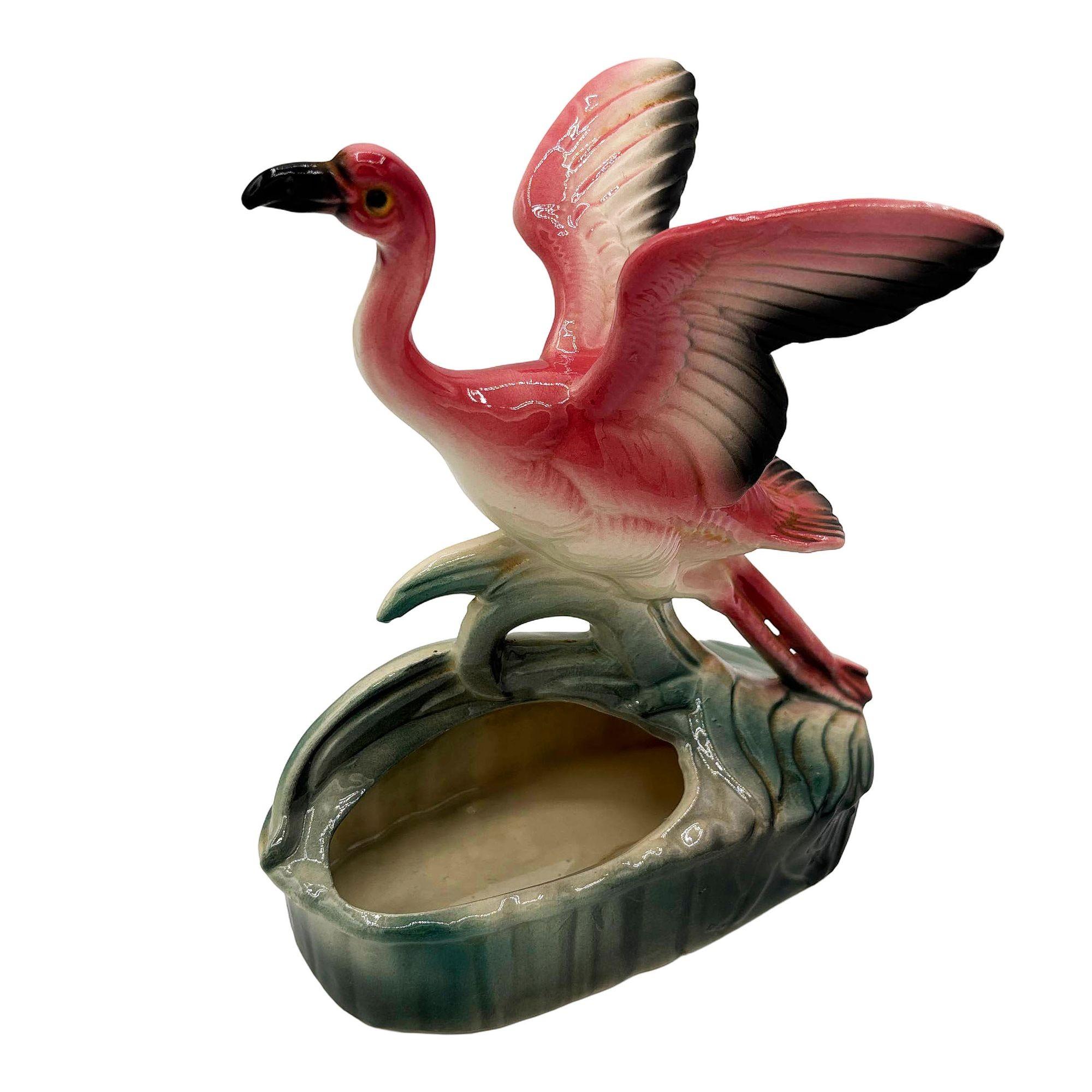 Mid-Century moderno Fioriera da tavolo di metà secolo della California Pottery in ceramica rosa ad ali aperte con fenicottero in vendita