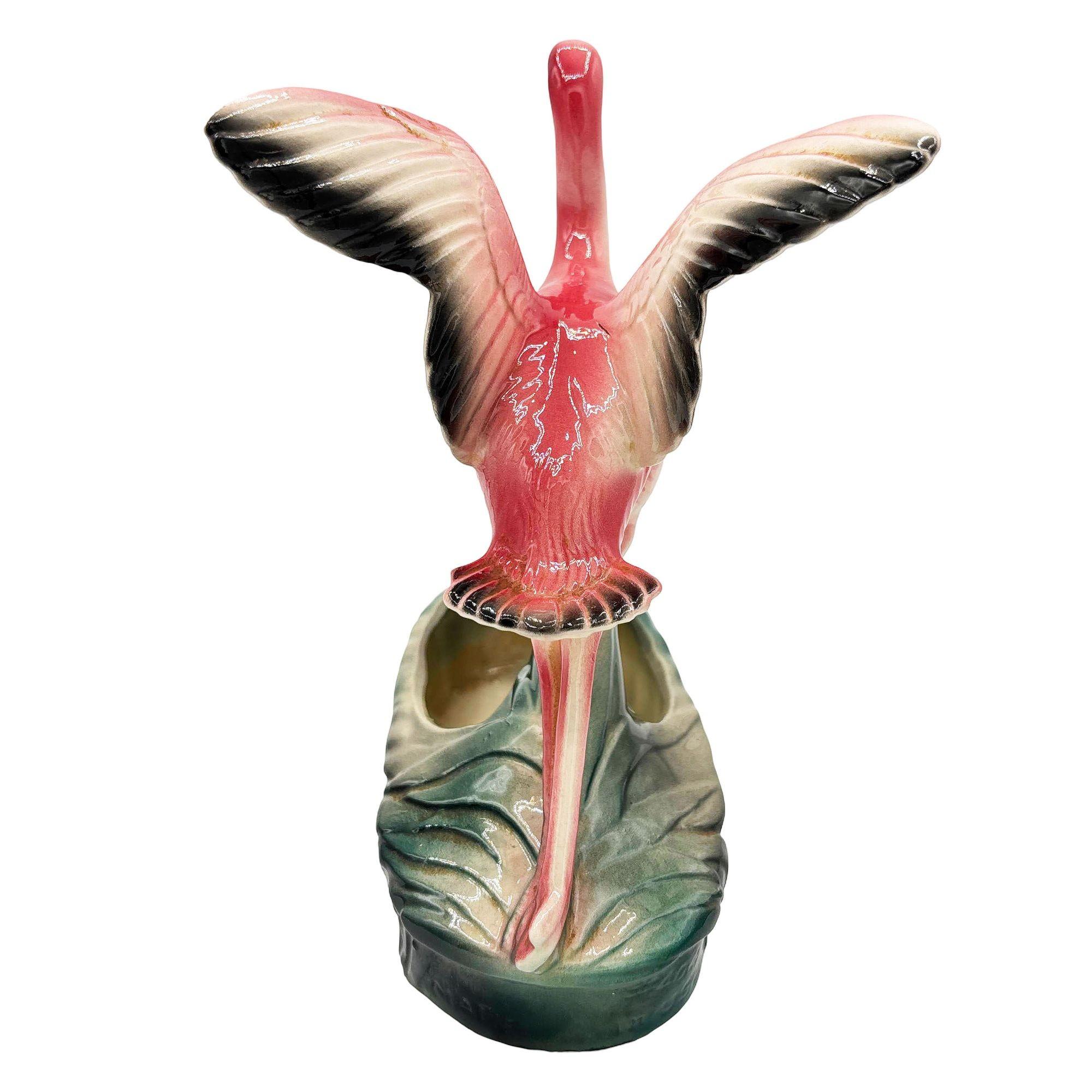 Americano Fioriera da tavolo di metà secolo della California Pottery in ceramica rosa ad ali aperte con fenicottero in vendita