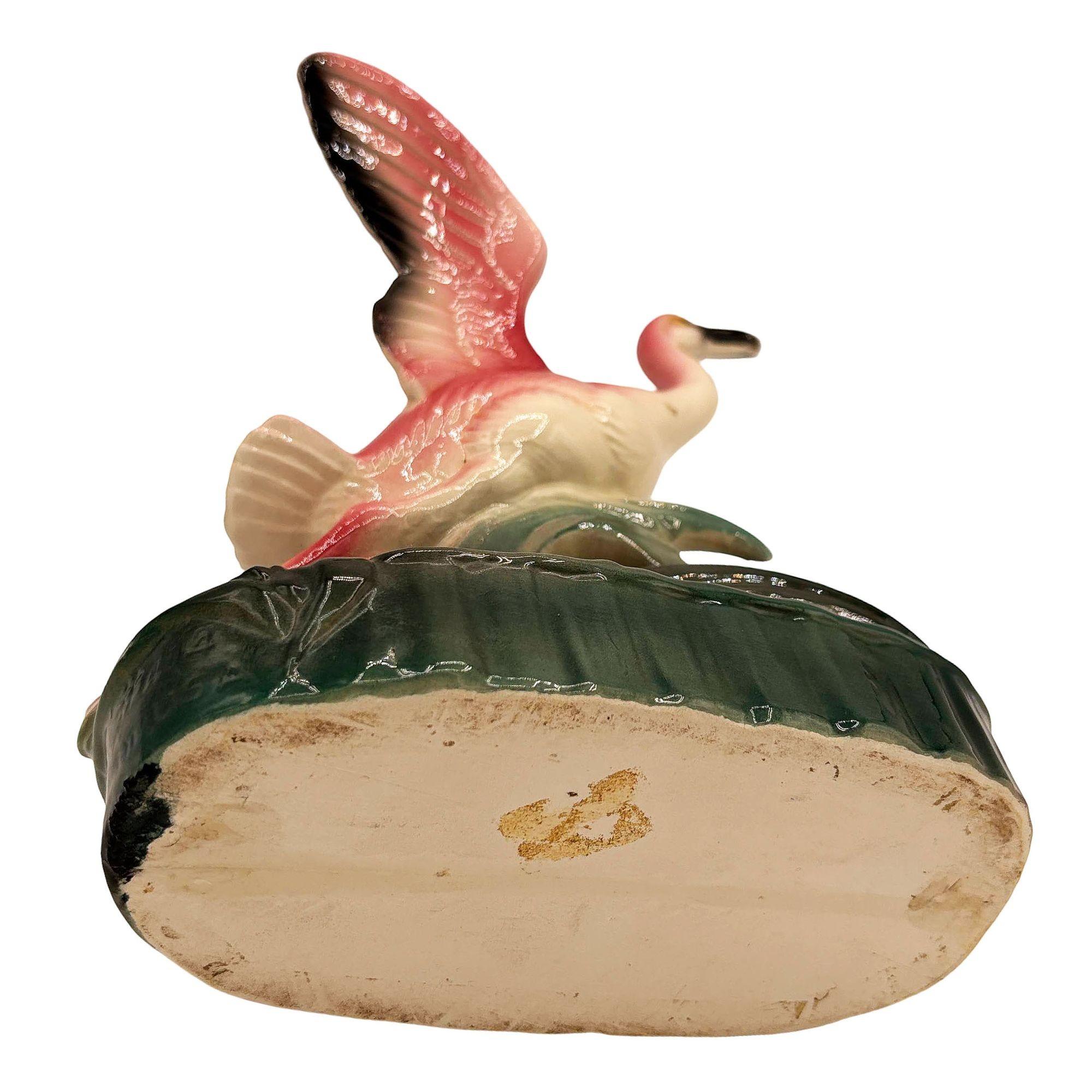 Fioriera da tavolo di metà secolo della California Pottery in ceramica rosa ad ali aperte con fenicottero In condizioni ottime in vendita a Van Nuys, CA
