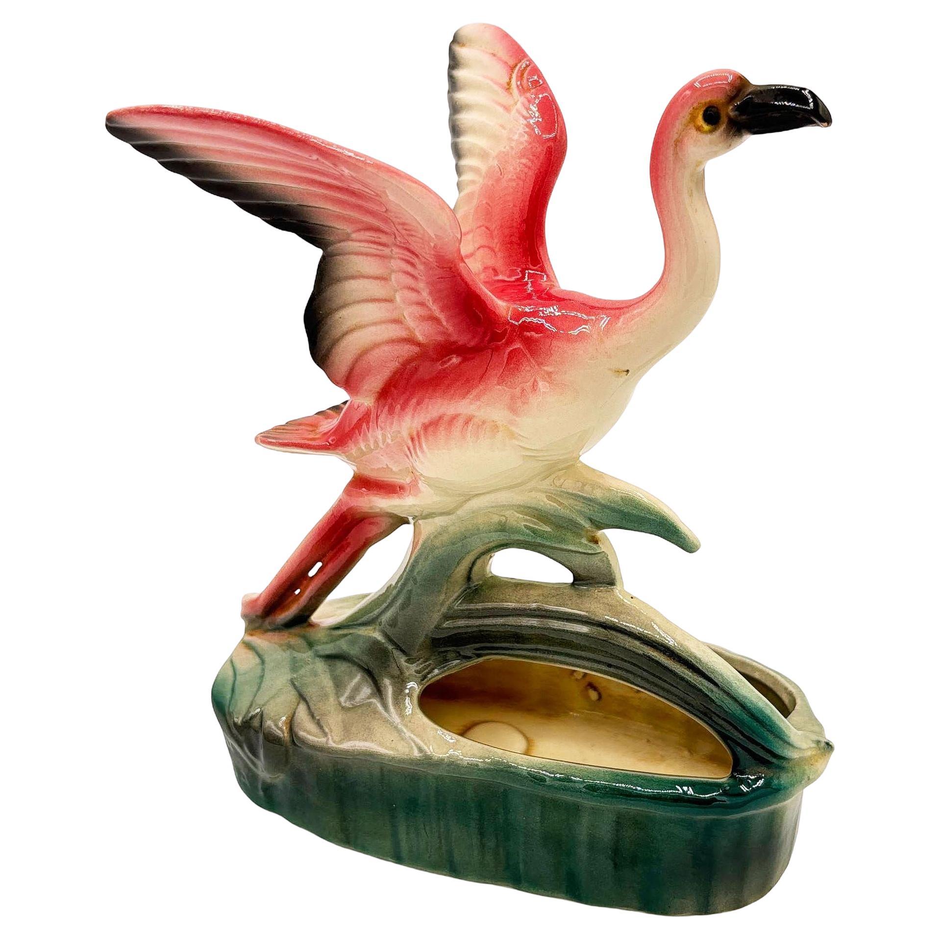Fioriera da tavolo di metà secolo della California Pottery in ceramica rosa ad ali aperte con fenicottero