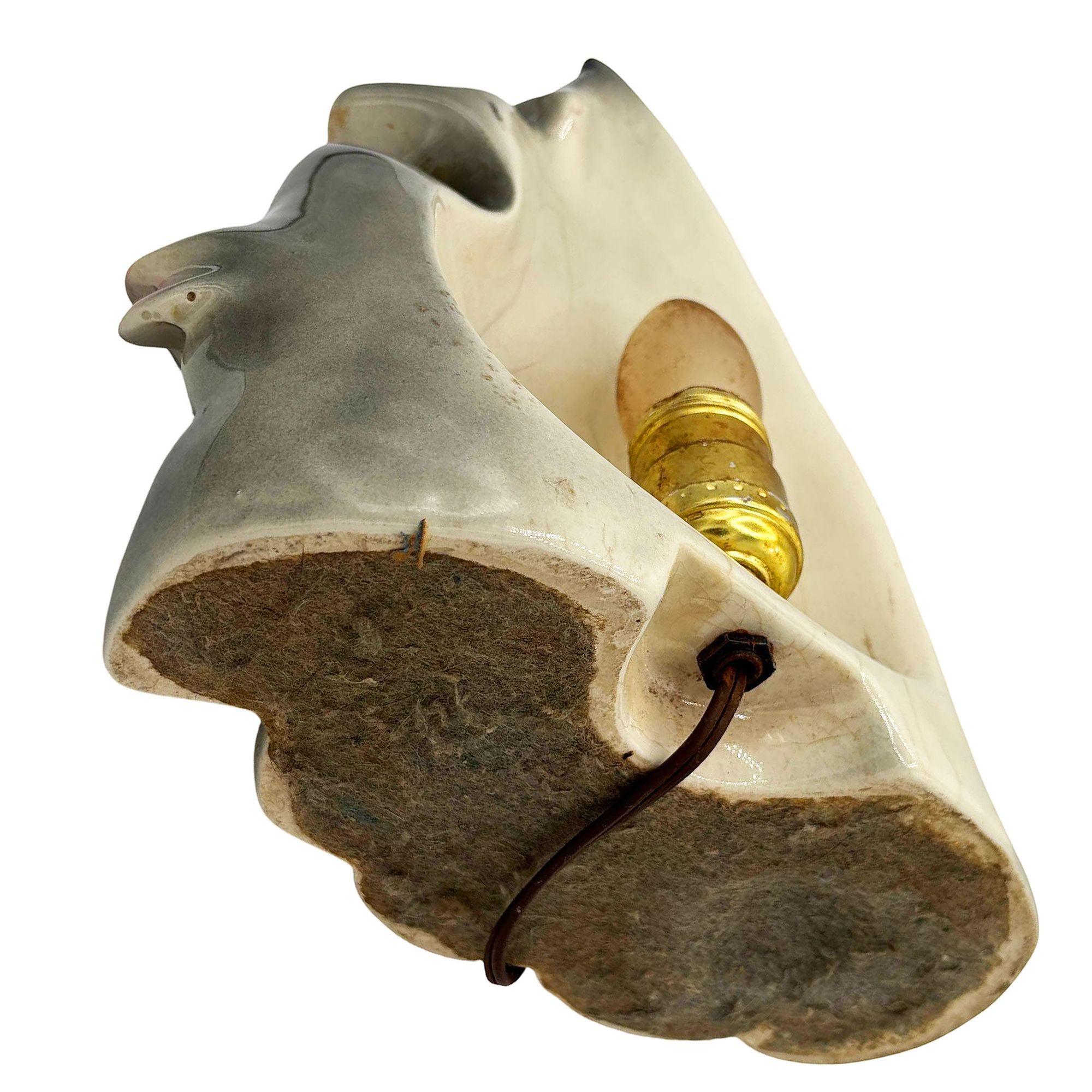 Lámpara de sobremesa de cerámica California Pottery de mediados de siglo con forma de hoja de cisne rosa mediados del siglo XX en venta