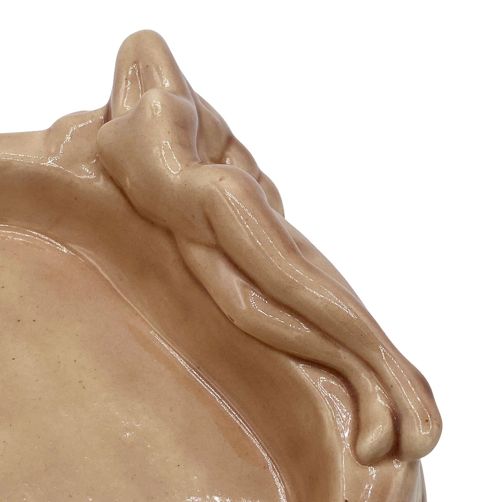 Seltener kalifornischer Keramik-Aschenbecher mit nacktem Oberkörper von Dorothy Kindell. Der Aschenbecher zeigt eine nackte Frau an einer Wand mit einer ovalen Form und 3 Halterungen.

Die kalifornische Künstlerin Dorothy Kindell stellte in den