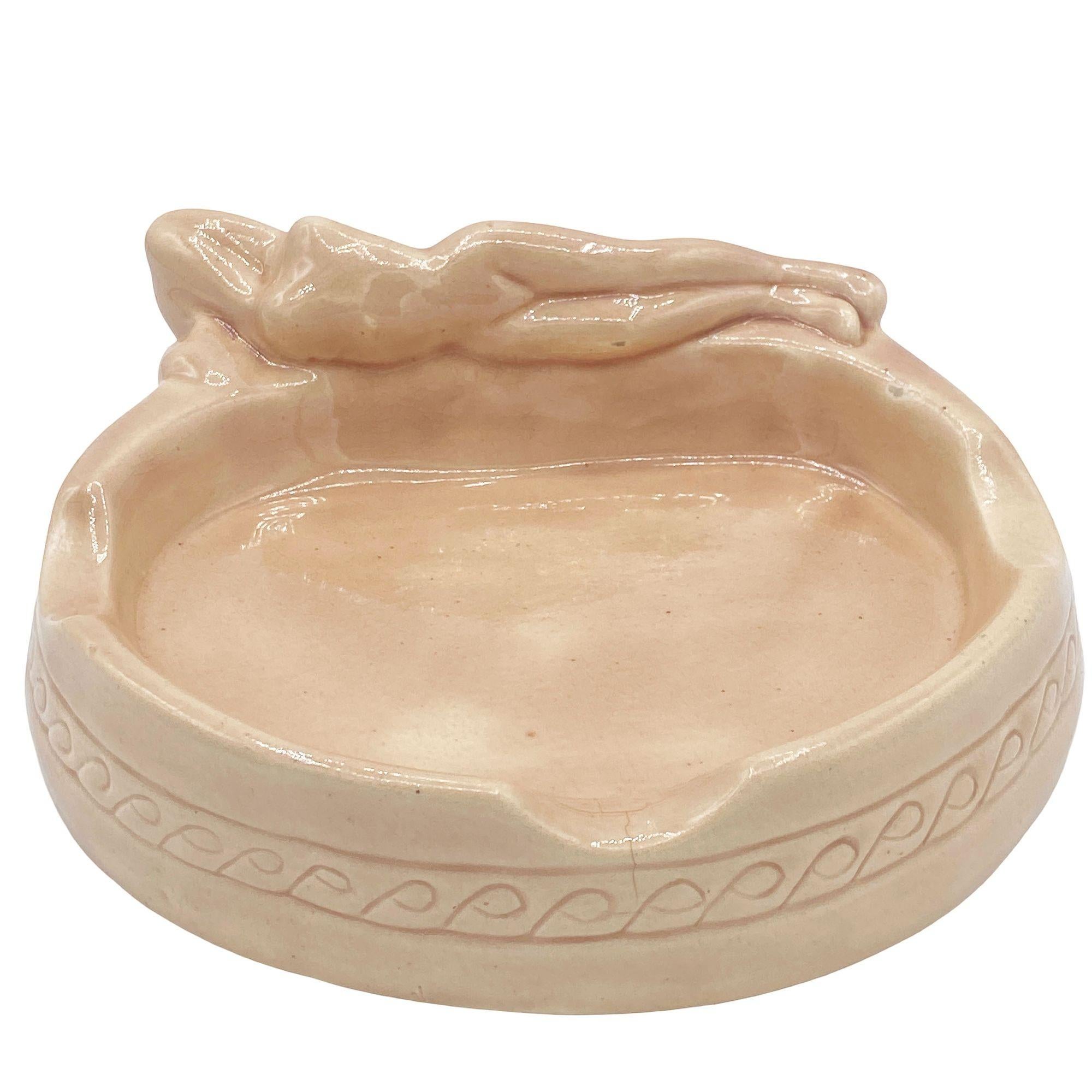 California Pottery Nackter weiblicher Aschenbecher von Dorothy Kindell aus der Mitte des Jahrhunderts (amerikanisch) im Angebot