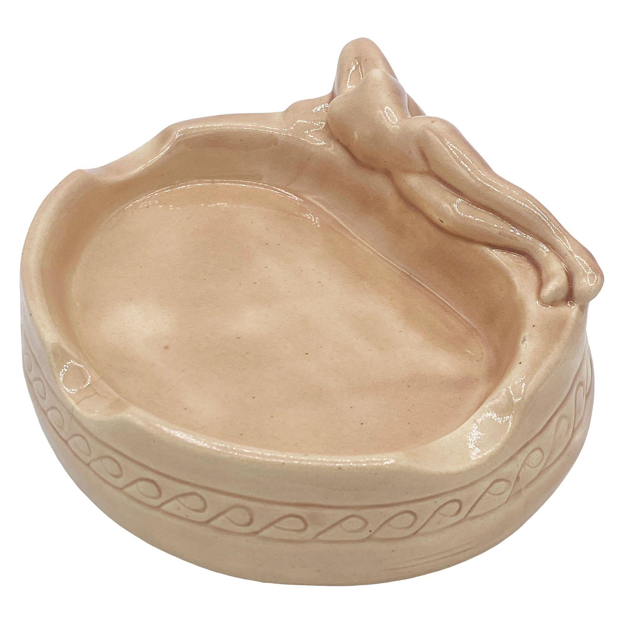 California Pottery Nackter weiblicher Aschenbecher von Dorothy Kindell aus der Mitte des Jahrhunderts (Keramik) im Angebot
