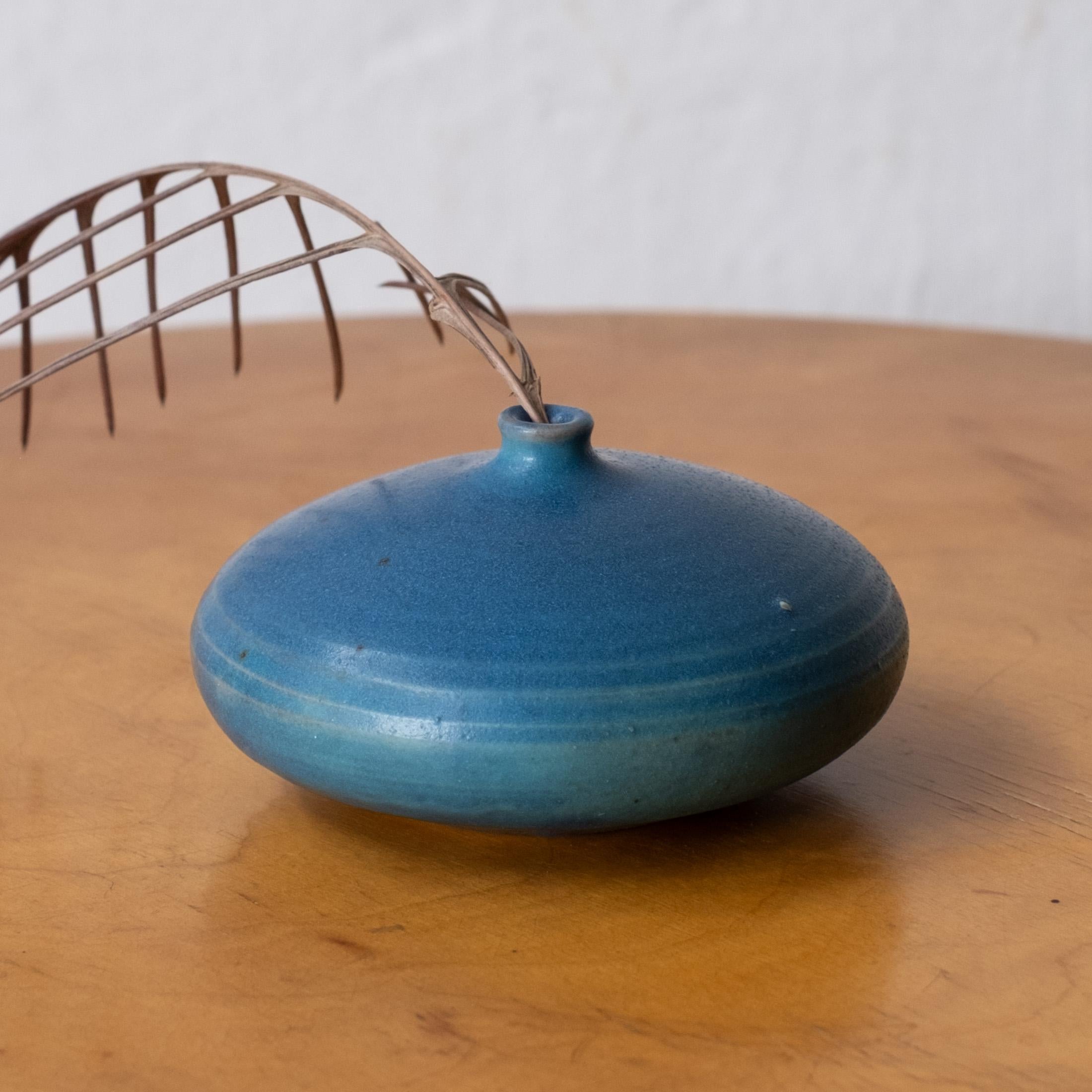 Vaso di erbacce in ceramica di metà secolo con smalto blu uovo di pettirosso. Ben eseguito. Non firmato. 1970s. 